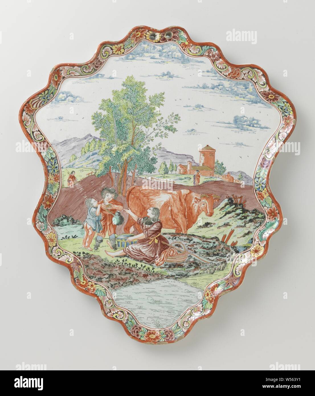 Plaque Plaque, peint avec un paysage, la plaque de la faïence. Avec un paysage peint multicolores, des paysages dans la zone tempérée, vache, anonyme, Delft, c. 1730 - c. 1770, h 35,5 cm × w 31 cm Banque D'Images