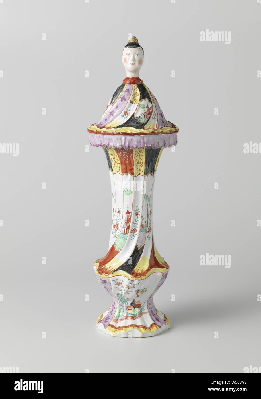 Trois vases, partie d'un vase couvert 151064, peint avec des pagodes, des paysages chinois et bouquets, vase couvert, multicolore avec pagodes, paysages chinois et bouquets à la chinoise. La base et le haut et le bas du vase sont entièrement faits de rocailles. Le couvercle ressemble à un raccourci qui se plie robe chinoise sur le bord du vase. Le bouton du couvercle est formé d'une tête de femme chinoise (chinois, d'autres aspects culturels), De Grieksche A, Delft, c. 1765, H 43 cm × d 13 cm, bien que la figure soit doux visage est stylisée, il y a un degré de réalisme dans l'attitude du corps avec certains Banque D'Images