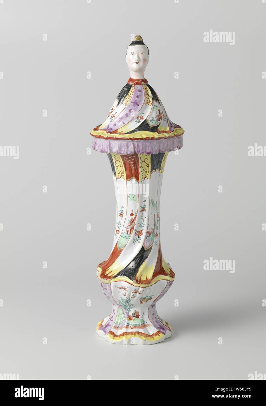 Trois vases, partie d'un vase couvert 151064, peint avec des pagodes, des paysages chinois et bouquets, vase couvert, multicolore avec pagodes, paysages chinois et bouquets à la chinoise. La base et le haut et le bas du vase sont entièrement faits de rocailles. Le couvercle ressemble à un raccourci qui se plie robe chinoise sur le bord du vase. Le bouton du couvercle est formé d'une tête de femme chinoise (chinois, d'autres aspects culturels), De Grieksche A, Delft, c. 1765, H 43 cm × d 13 cm Banque D'Images