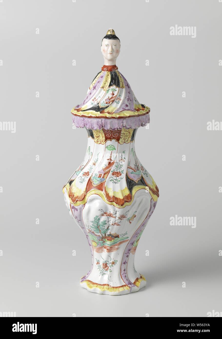 Trois vases, partie d'un vase couvert 151064, peint avec des pagodes, des paysages chinois et bouquets, vase couvert, multicolore avec pagodes, paysages chinois et bouquets à la chinoise. La base et le haut et le bas du vase sont composées de rocailles. Le couvercle ressemble à un raccourci qui se plie robe chinoise sur le bord du vase. Le bouton du couvercle est formé d'une tête de femme chinoise, paysages, temple, lieu de culte, l'hindouisme, le bouddhisme, le jaïnisme, fleurs, chinois, de Grieksche A, Delft, c. 1765, H 43 cm × d 16 cm Banque D'Images