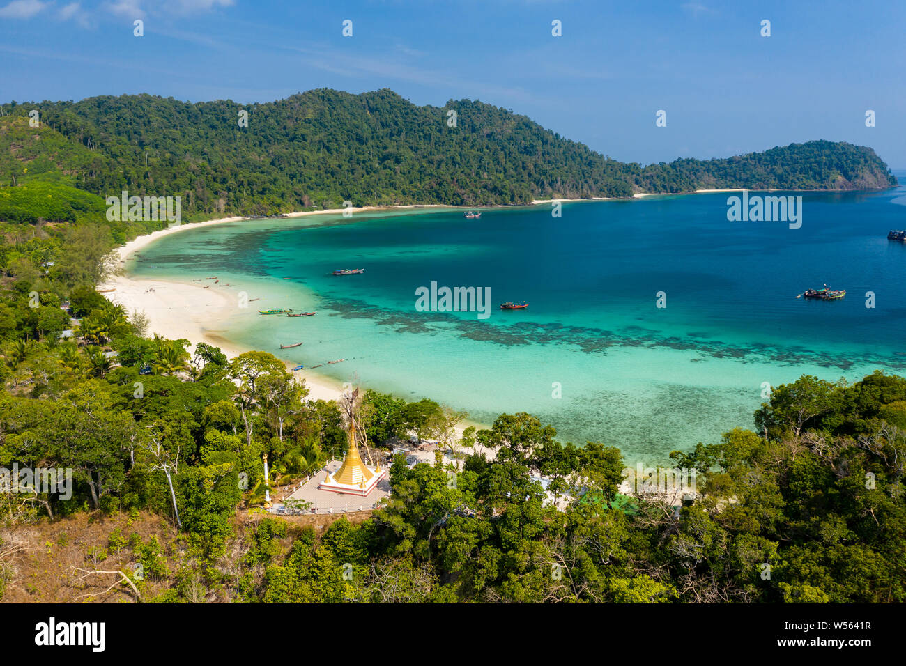 Drone aérien vue sur une pagode bouddhiste surplombant une plage tropicale (Great Swinton Island, archipel de Mergui, Myanmar) Banque D'Images