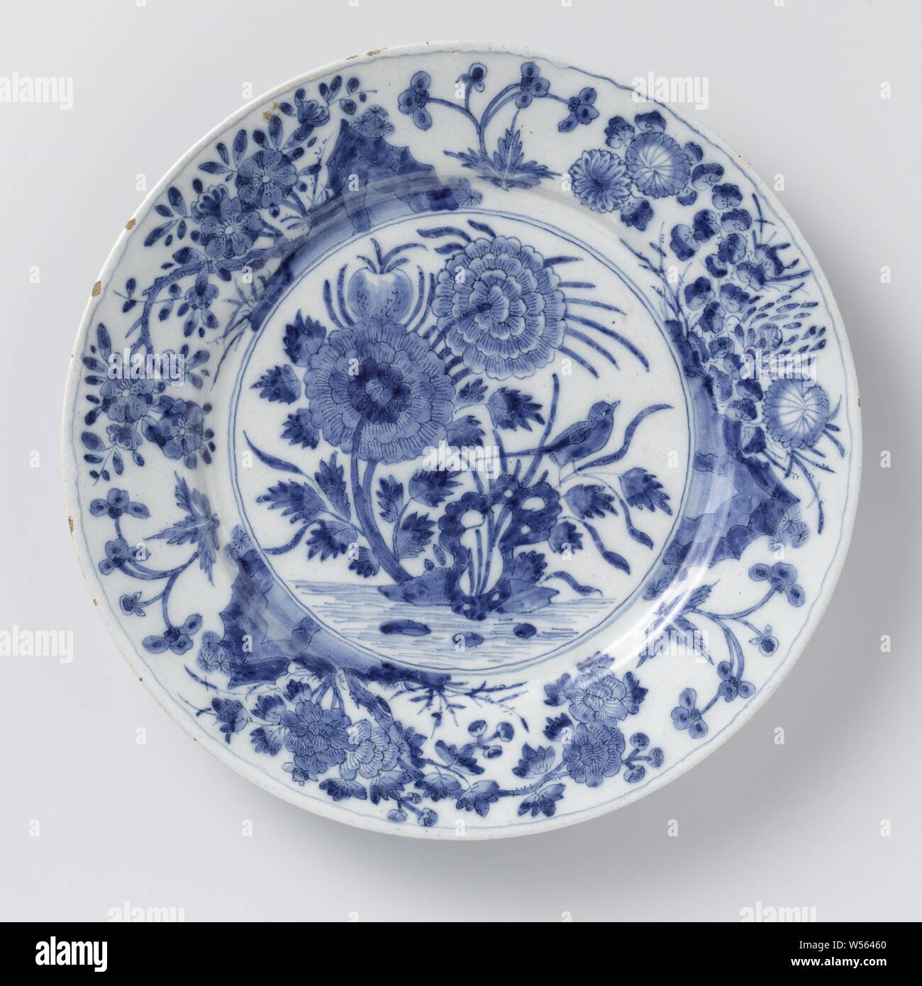 Assiette de la faïence avec décoration florale, de la plaque de céramique.  Peint en bleu avec