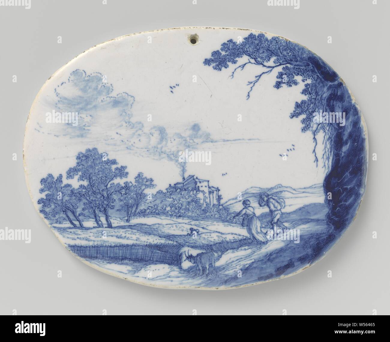 Deux plaques ovales avec paysages, plaque ovale avec plaque de paysage, de faïence, avec un paysage peint en bleu, des paysages dans la zone tempérée, cheminée, anonyme, Delft, c. 1650 - c. 1675, D. 20,5 cm Banque D'Images