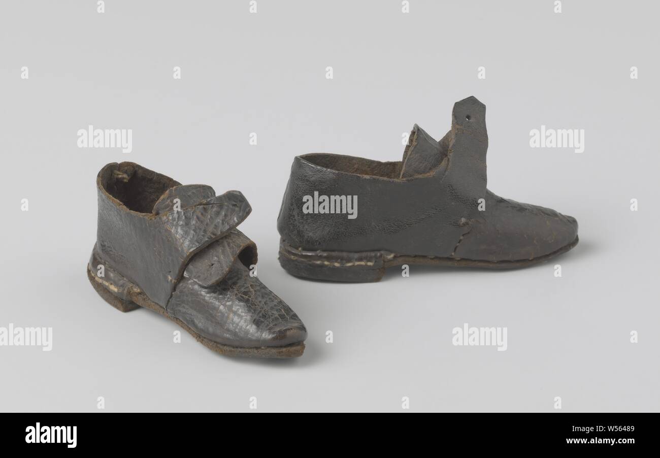 Cuir noir chaussures en cuir noir, poupée doll chaussure. Talons plats, des  chiffons sur le cou-de-pied, nez pointu., anonyme, Pays-Bas), ch. 1600 - c.  1699, in a general sense, l 8 cm ×