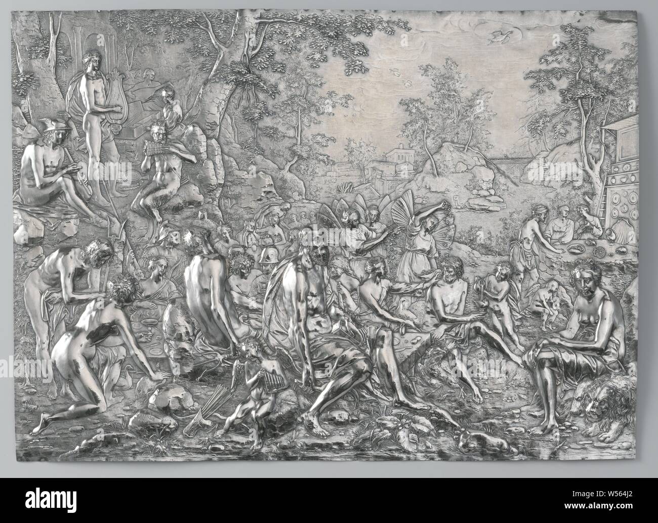 La fête des dieux Repas Repas, Plaque d'argent, rectangulaire, avec un passionné de l'inscription d'un repas des dieux dans un paysage boisé. Au premier plan au milieu Saturne et Jupiter, Junon, Hercule, Minerve, Neptune, Bacchus et Amor. Derrière elle les winged Horen. Sfinks sur une colline, un orchestre, dans lequel la lyre d'Apollon, de mercure la flûte, le Pan syrinx, une muse l'épinette, un autre joue du luth et les autres chanter. De gauche à droite et en arrière-plan d'autres dieux et déesses. Dans le paysage d'un pont et moulin à eau dessiné sur la pierre sur la gauche au premier plan P. v Banque D'Images