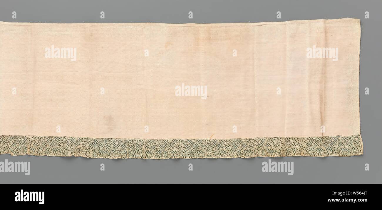 Autel de tissu damassé de lin avec un bord dentelle très fine avec tiroir avec vrille en forme de c se divise et boutons, Autel de tissu damassé de lin avec un motif de trèfle à quatre feuilles. Modèle rectangulaire. D'un côté une bande est cousu de la dentelle, de l'ancienne côté flamand. La répétition continue et figure est constituée d'une fine branche avec beaucoup d'épissures en c et avec des petits boutons ou des baies ovales aux extrémités. La direction générale est faite dans un sol en treillis, un cinq trous dans le sol. La solution complète est faite de travail appliquée en lin, avec les bords ajourés à environ aussi large que le travail complet. Haut Banque D'Images