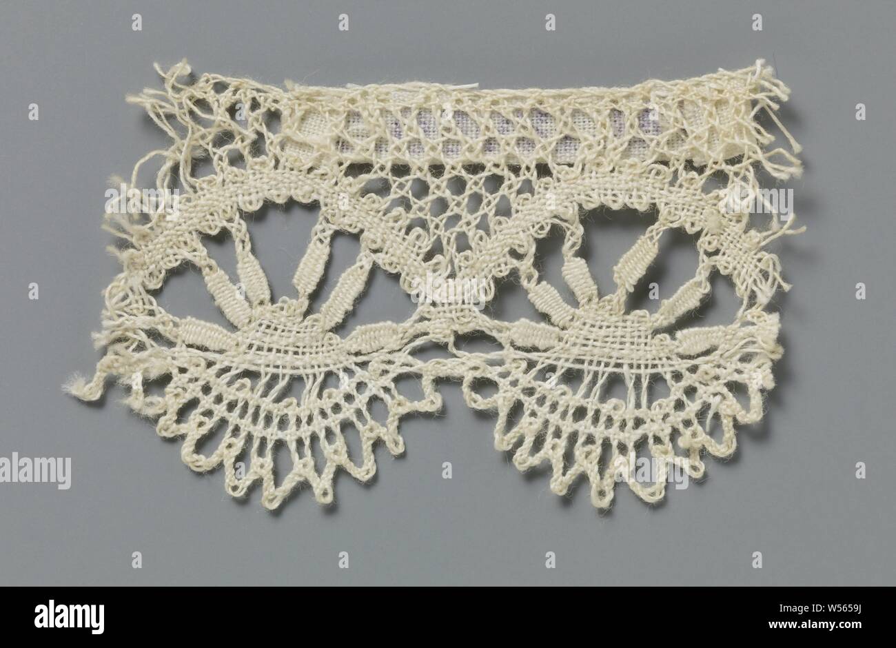 La dentelle bande avec soleil levant, naturel, la bande de dentelle dentelle de Cluny. Le motif récurrent est composé d'un cercle avec un lever ou coucher de soleil. Le soleil est fait en lin et les rayons sont mis en forme. La partie supérieure du cercle est fait avec une bande en lin. Le bas du cercle, qui constitue aussi une coquille semi-circulaire, est fini avec une tresse en zigzag avec un picot à chaque coin. Les cercles successifs sont reliés les uns aux autres dans le haut par un maillage du sol, une masse de paille paille. Haut de la séquence est terminée tout droit., anonyme, Buckingham, ch. 1800 - c. 1899, le coton (textile), dentelle de Cluny Banque D'Images