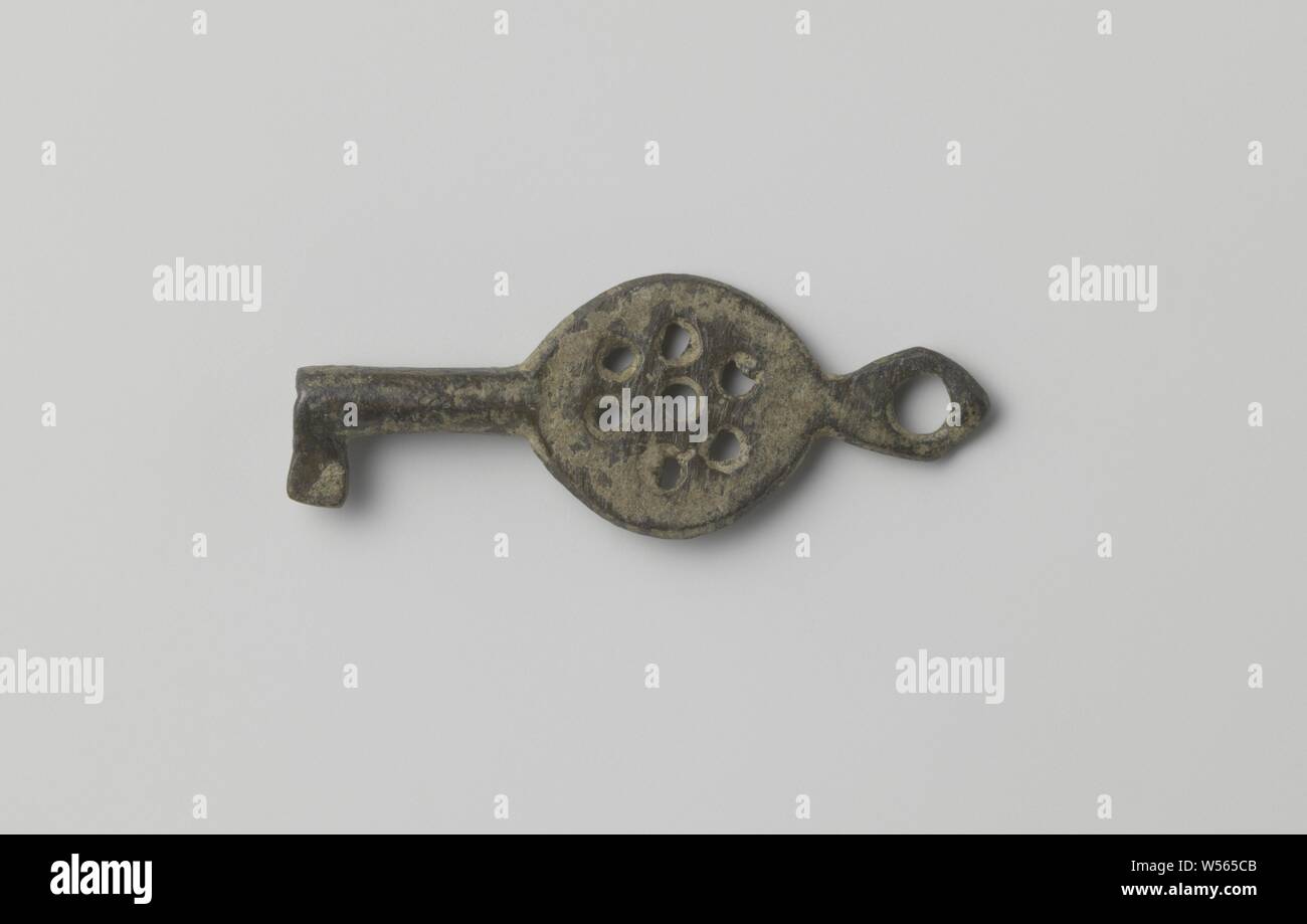 La clé de bronze, Bronze clé avec tube creux, barbe indivise, anneau avec 7 trous et un trou dans la couronne., France, ch. - 900 ch. 1200, bronze (métal), l 3,7 cm × w 2.0 cm Banque D'Images