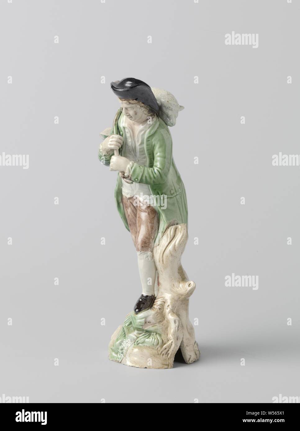 Sculpture de dur-tiré faïence, décoration décoration multicolore avec Ralph, bois, sculpture de dur-a tiré la faïence. L'image représente un homme avec un agneau sur son dos. L'homme est debout sur un sol, contre une souche d'arbre. L'image est peinte en plusieurs couleurs., Burslem, ch. 1775 - c. 1790, argile, h 21,7 cm × d 8,4 cm × w 8,2 cm Banque D'Images