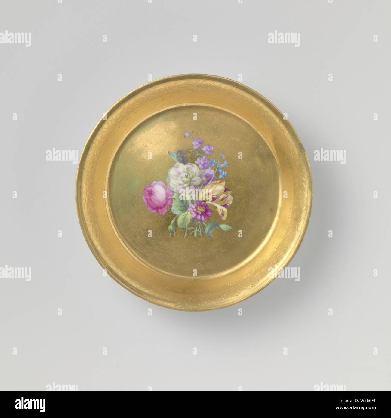 Saucer avec un bouquet, plat en porcelaine avec un mur droit, peint sur la glaçure en bleu, rouge, rose, vert, jaune, violet, noir et or. L'intérieur du plat est recouvert d'or, avec un bouquet de fleurs différentes. La paroi interne avec une bande de défilement en or floral relief. Inscrite sur le fond avec le bouclier, XI [ ?] et deux fois l'année numéro 98., Kaiserliche Porzellanmanufaktur, Vienne), ch. 1798, Porcelaine, glaçure (matériel), de l'or (métal), la vitrification, H 2,6 cm d 13,3 cm d 10,1 cm Banque D'Images