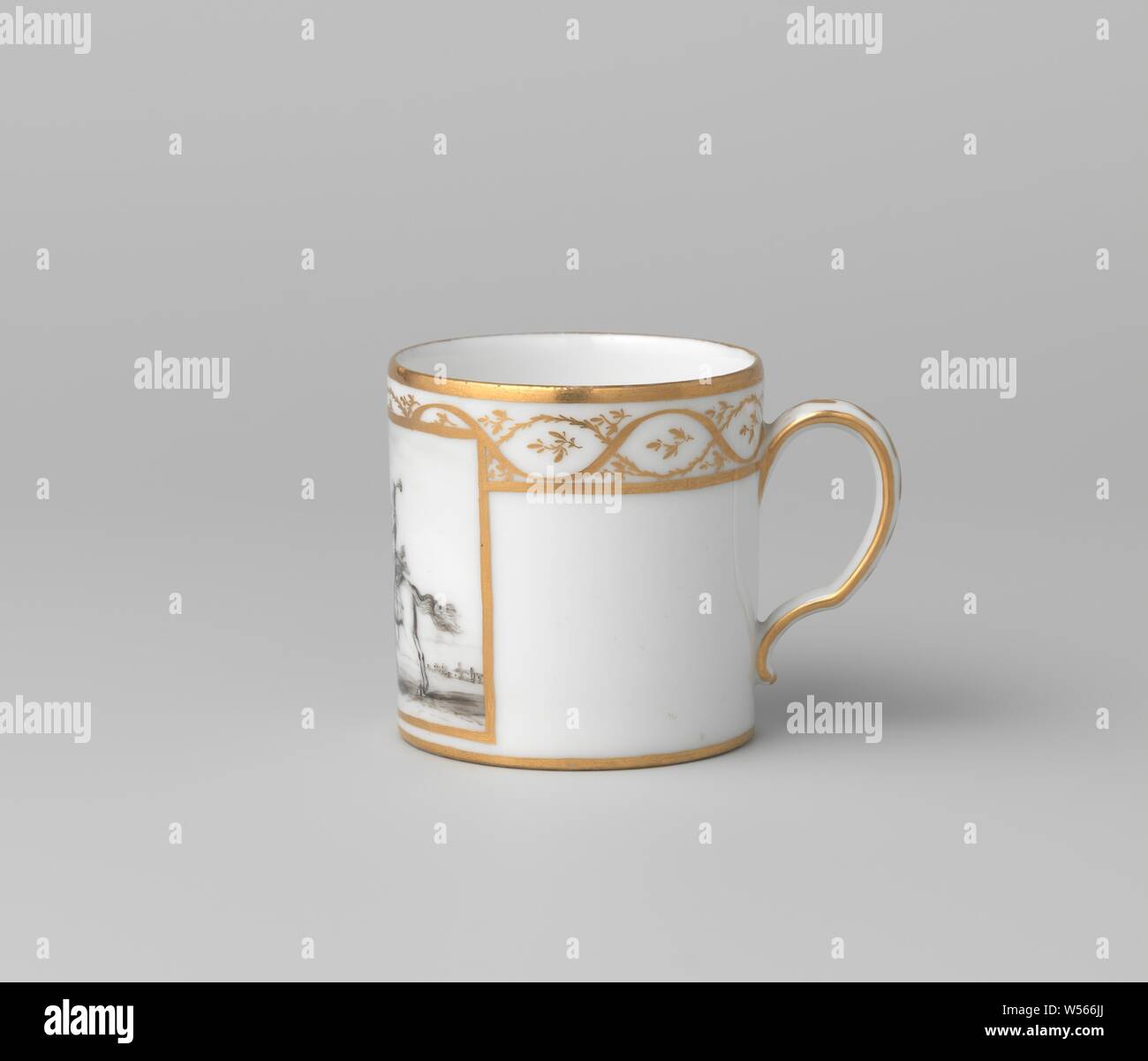 Tasse avec deux cavaliers dans un paysage, Porcelaine tasse avec une paroi cylindrique et l'oreille en forme de C, peinte sur l'émail en noir et or. Sur le mur extérieur, une boîte avec deux cavaliers dans un paysage. Sur le bord d'une feuille et la vrille branches. lâche La bande d'or au-dessus du pied et sur le bord. Vrille feuilles sur l'oreille. Inscrite sur le fond avec B. Potter 4., Fabriek Dominique Denuelle, Paris, ch. 1775 - c. 1799, Porcelaine, glaçure (matériel), de l'or (métal), la vitrification, H 6,4 cm d 6 cm l 8,6 cm Banque D'Images