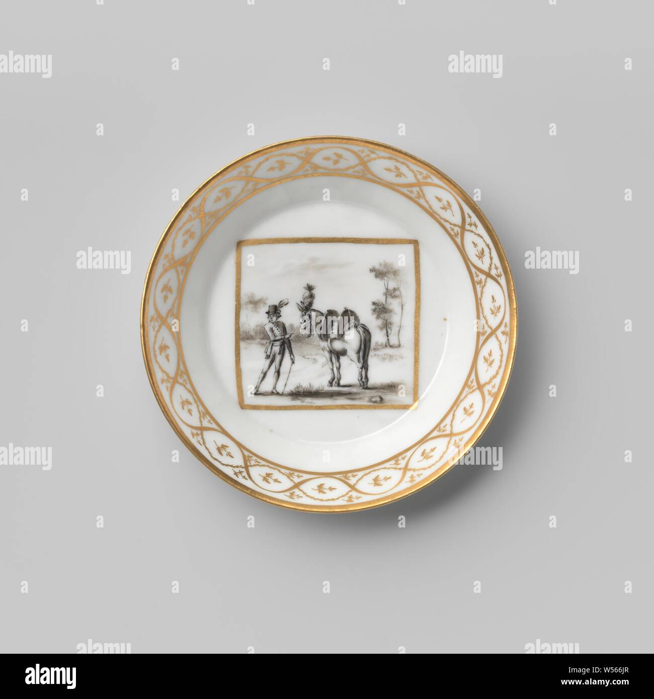 Soucoupe d'un homme et d'une mule, paysage plat en porcelaine avec un mur droit, peint sur la glaçure en noir et or. Sur l'étagère une boîte avec un homme avec un mulet dans un paysage. Sur la paroi interne d'un groupe avec une vrille feuilles et branches lâche. Inscrite sur le fond avec Potter 3 et S., Fabriek Dominique Denuelle, Paris, ch. 1775 - c. 1799, Porcelaine, glaçure (matériel), de l'or (métal), la vitrification, H 2,9 cm d 12,6 cm d 8,4 cm Banque D'Images