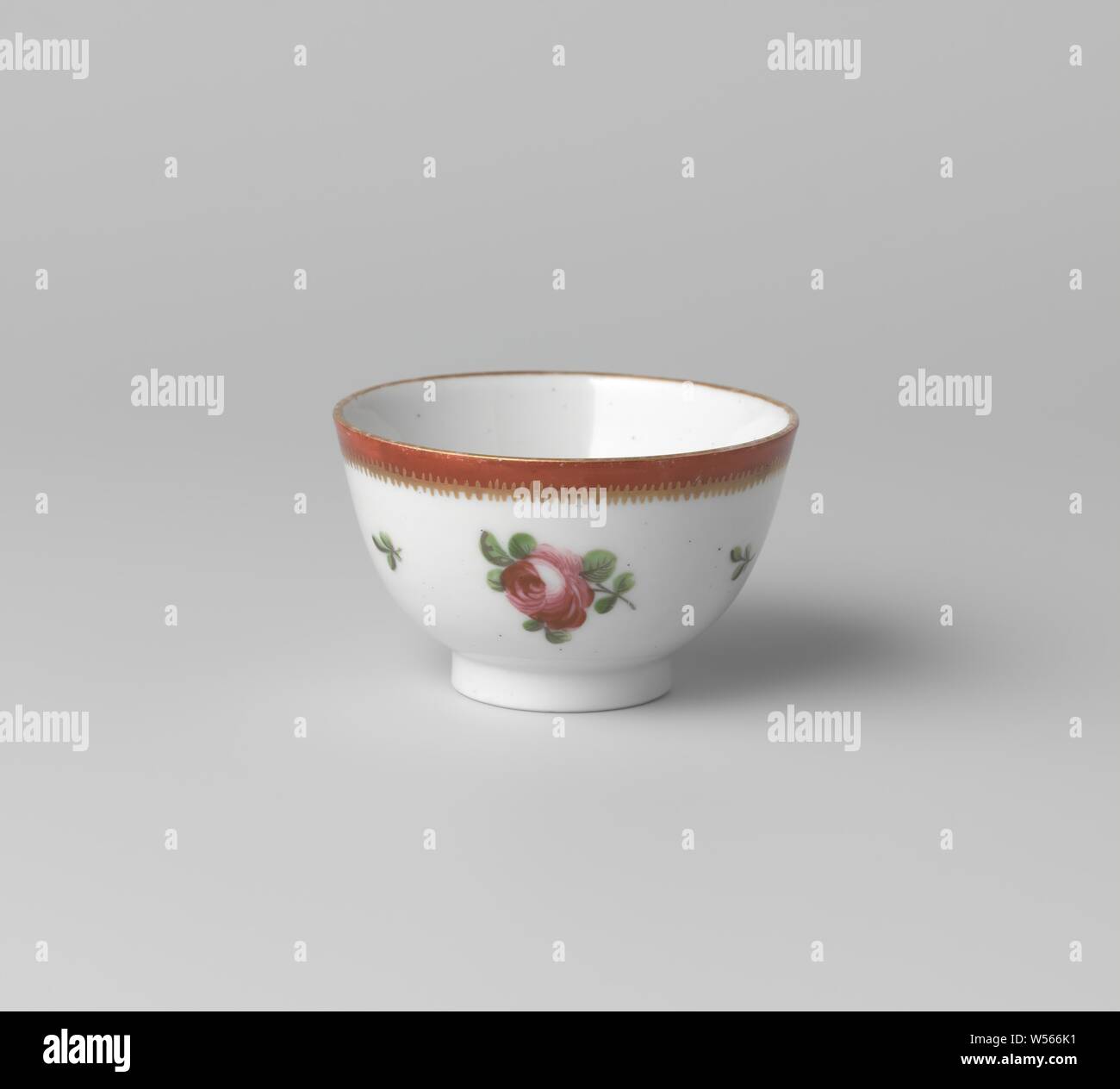 Tasse de fleurs avec les sprays, tasse de porcelaine, peint sur la glaçure en rouge, rose, vert, noir et or. Sur le mur extérieur trois fois par fleur branche, avec des fleurs. Le bord extérieur avec une bande décorative. Fleur d'éparpillement sur le fond. Bande dorée. Inscrite sur le fond avec l'ancre., Cozzi, Venise, c. 1775 - c. 1799, Porcelaine, glaçure (matériel), de l'or (métal), la vitrification, H 4,1 cm d 6,8 cm d 3,2 cm Banque D'Images