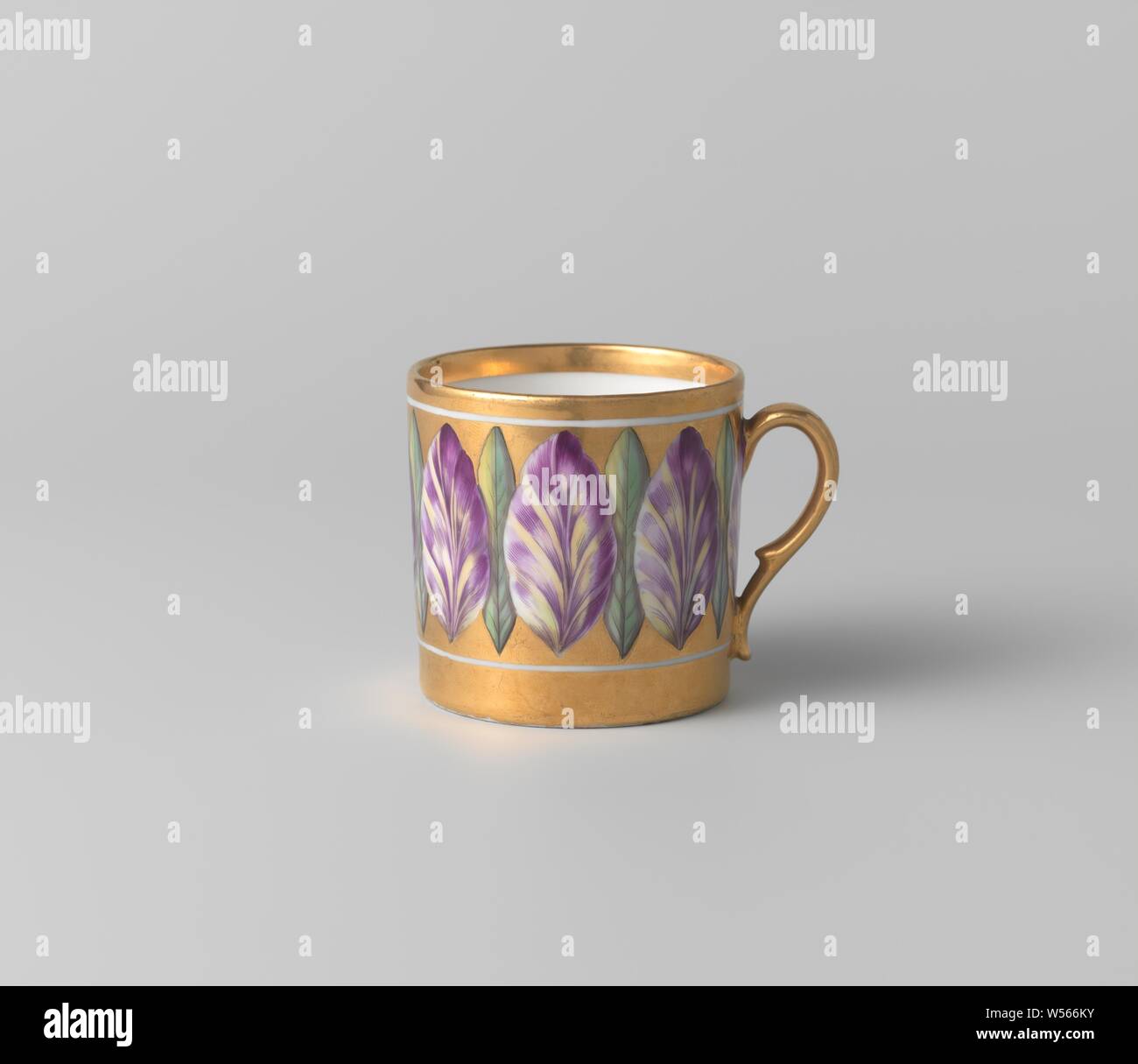 Tasse avec pétales violet et vert, Porcelaine tasse avec une paroi cylindrique et l'oreille en forme de C, peinte sur l'émail en vert, jaune, violet, noir et or. Le mur extérieur est recouvert d'or avec une bande de feuilles. Les feuilles vertes sont entrecoupés de pétales pourpres. Le bord intérieur avec une bande d'or et de l'oreille est recouvert d'or., anonyme, France, ch. 1790 - c. 1800, Porcelaine, glaçure (matériel), de l'or (métal), la vitrification, H 6,2 cm d 5,9 cm l 8.1 cm Banque D'Images