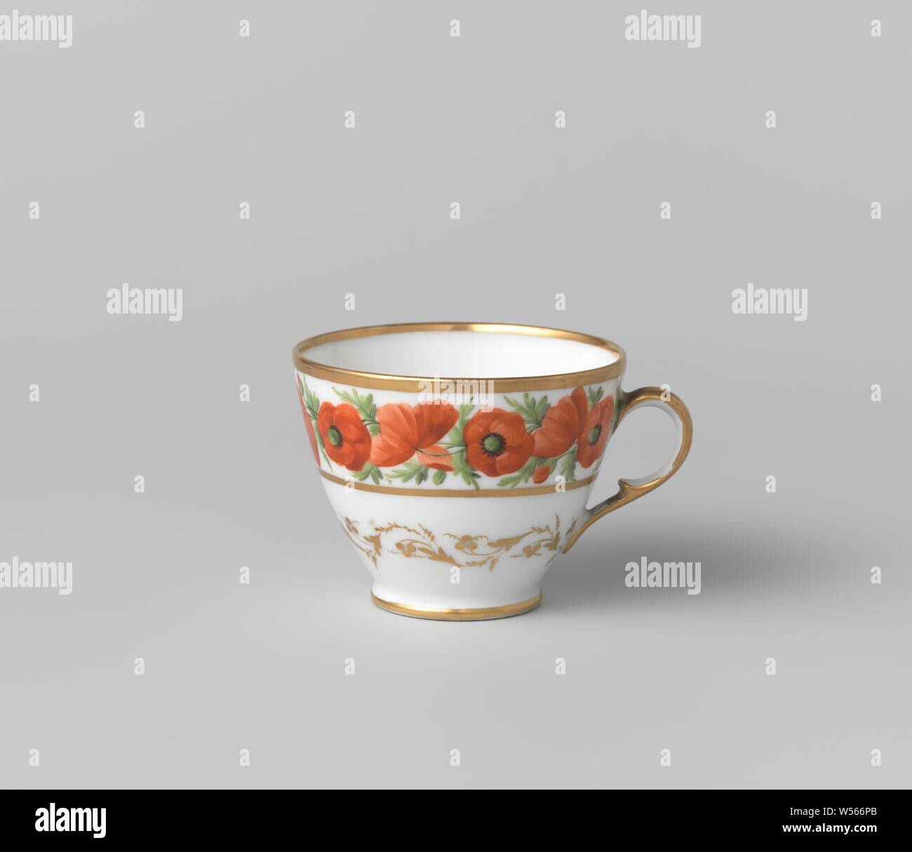 Tasse avec des parchemins, tasse de porcelaine, peint sur la glaçure en rouge, vert, noir et or. La paroi extérieure est divisée en deux bandes avec une fleur d'or vigne dans le bas et une fleur de pavot vine dans la partie supérieure. Les bandes d'or sur le pied, la jante et l'oreille., anonyme, France, ch. 1700 - c. 1799, Porcelaine, glaçure (matériel), de l'or (métal), la vitrification, H 6,1 cm d 7,8 cm d 4 cm l 9,4 cm Banque D'Images