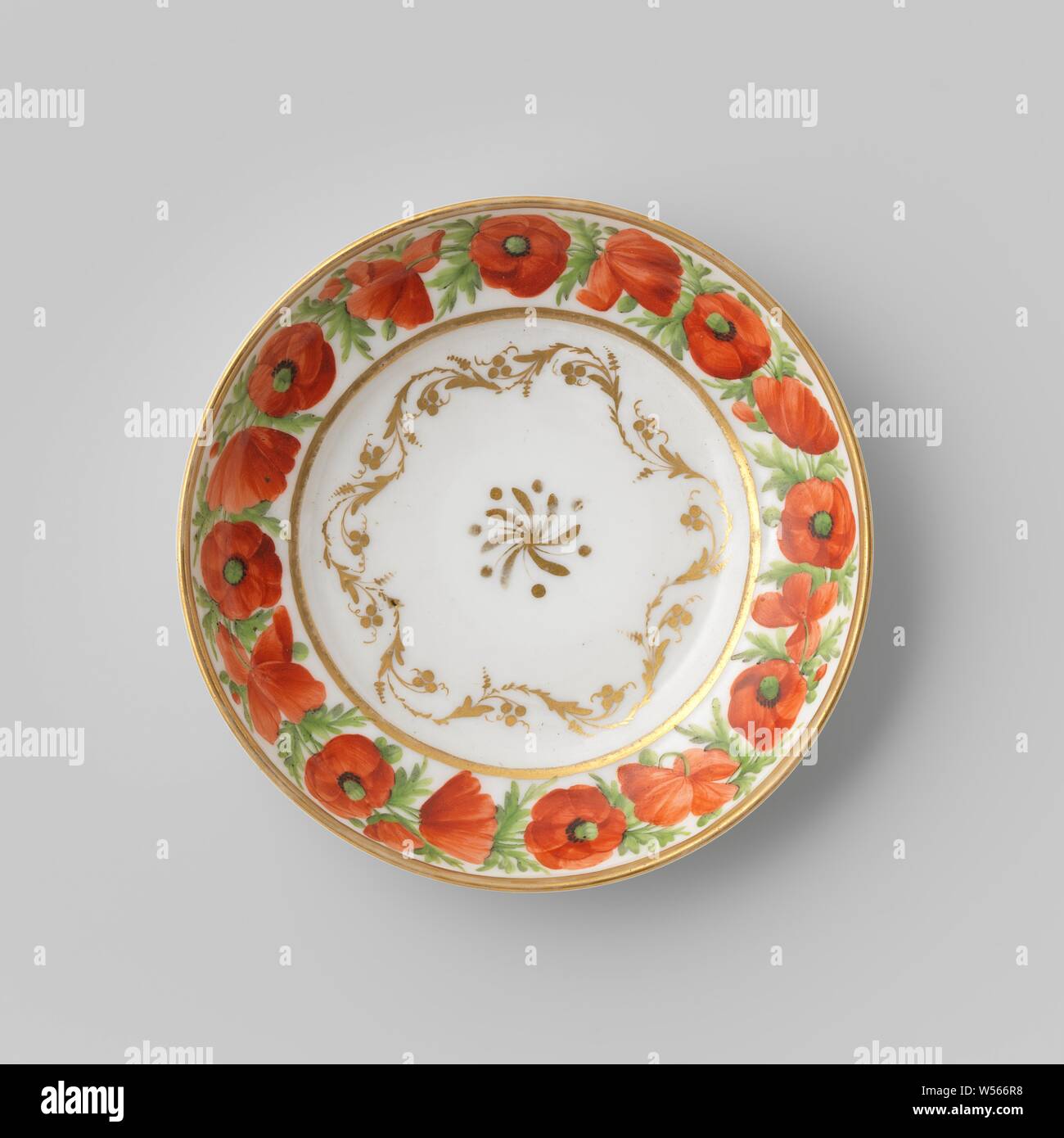 Avec soucoupe morte, plat en porcelaine, peintes sur l'émail en rouge, vert, noir et or. Sur la plate-forme une rosette, entourée d'une fleur d'or de la vigne. Le mur avec une fleur de pavot de vigne entre deux bandes d'or., anonyme, France, ch. 1700 - c. 1799, Porcelaine, glaçure (matériel), de l'or (métal), la vitrification, H 2,8 cm d 8,6 cm 12,9 cm d Banque D'Images