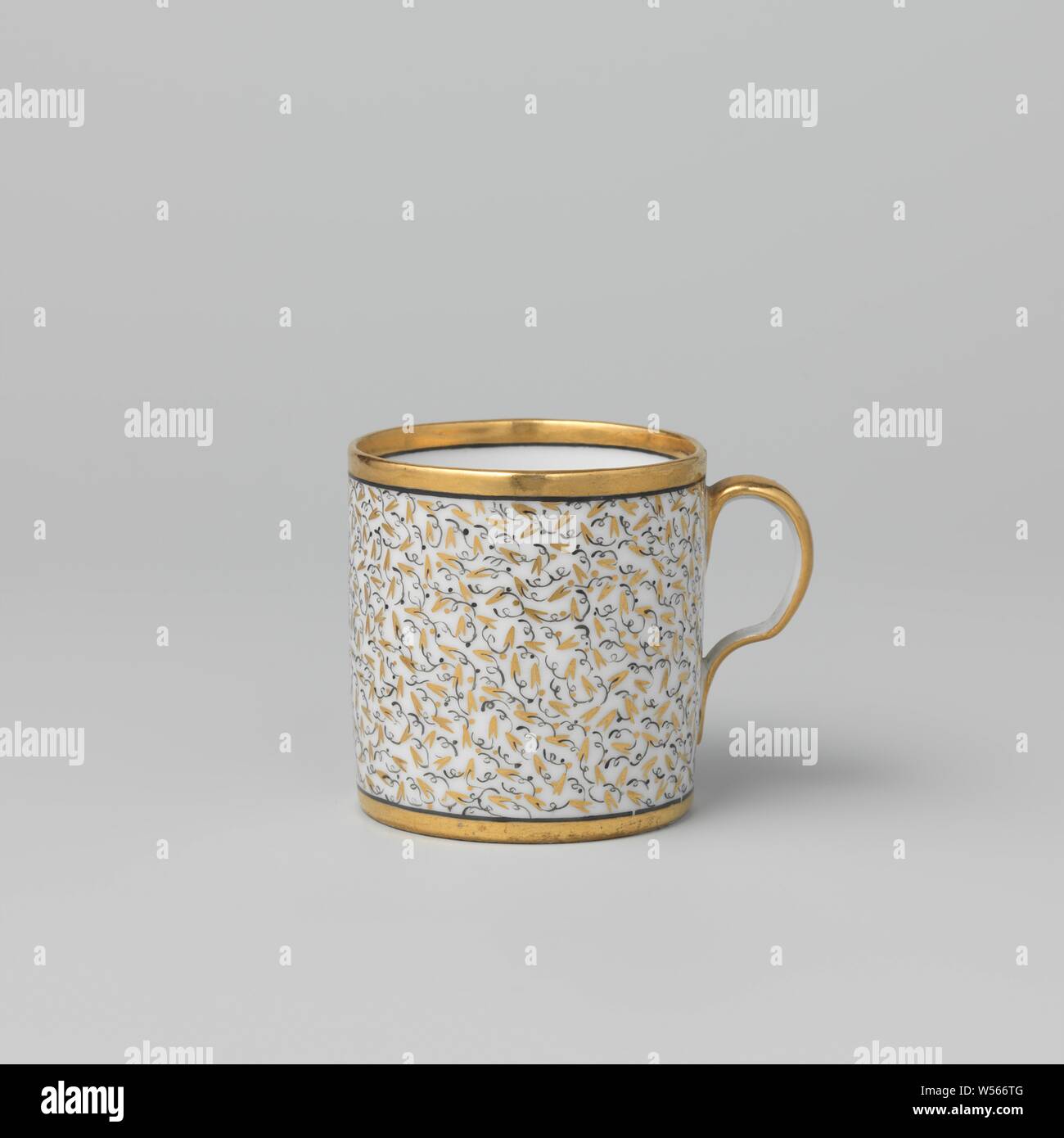 Tasse avec folié continue morte, Porcelaine tasse avec une paroi cylindrique et l'oreille en forme de C, peinte sur l'émail en noir et or. Sur le mur extérieur d'un modèle continu de feuilles de vignes. La bande d'or au-dessus du pied et sur le bord. Oreilles d'or., anonyme, France, ch. 1790 - c. 1800, Porcelaine, glaçure (matériel), de l'or (métal), la vitrification, H 6,6 cm d 6 cm l 8,3 cm Banque D'Images
