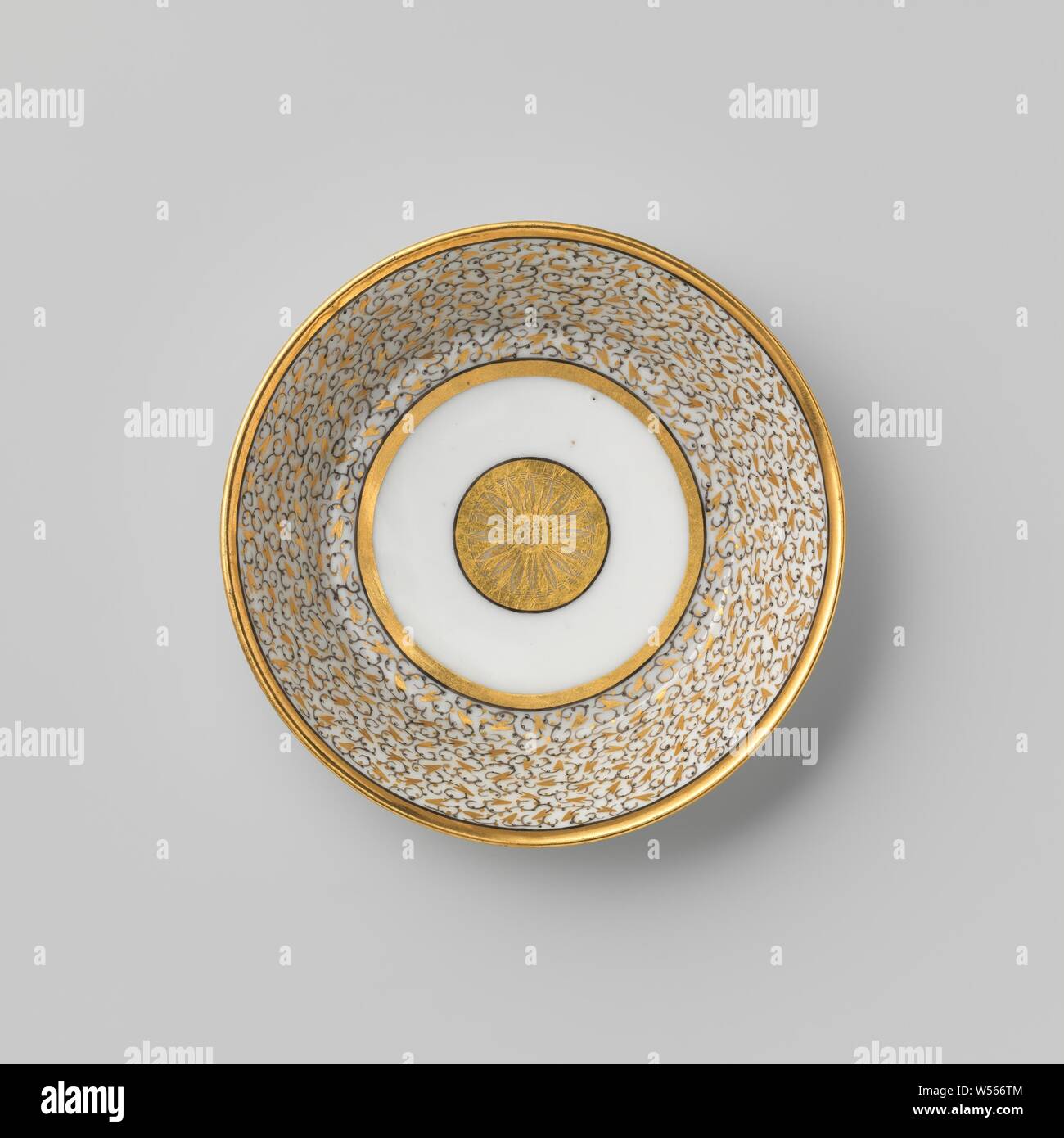 Avec soucoupe folié continue morte, plat en porcelaine avec un mur droit, peint sur la glaçure en noir et or. Sur la plate-forme une rosette dans un médaillon d'or. Le médaillon est entouré d'un motif de feuilles de vigne qui s'exécute sur le mur. La bande d'or sur le bord. Le bord externe du pied et avec une ligne noire et or., anonyme, France, ch. 1790 - c. 1800, Porcelaine, glaçure (matériel), de l'or (métal), la vitrification, H 3,2 cm d 12,4 cm d 9 cm Banque D'Images