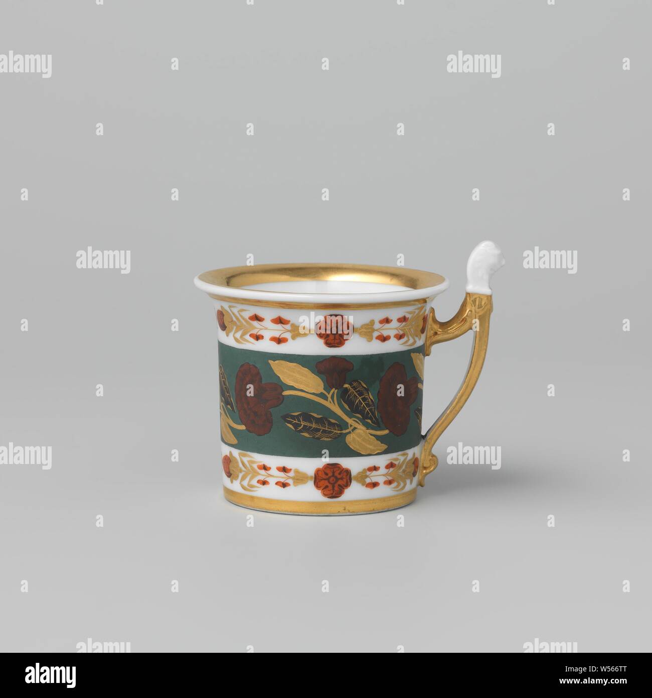 La cuvette avec un bord vert mat avec des parchemins, tasse de porcelaine peinte sur l'émail en rouge, vert, noir et or. La tête est cylindrique avec une jante et un a fait l'oreille, se terminant par une tête de lion. Sur le mur extérieur d'une bande vert terne à la fleur de vigne. Au-dessus et au-dessous d'une fleur avec bande de sprays. Au-dessus du pied et le bord intérieur et extérieur avec une bande d'or. L'oreille est aussi l'or, avec la tête de lion blanc gauche., anonyme, France, ch. 1800 - c. 1810, Porcelaine, glaçure (matériel), de l'or (métal), la vitrification, H 7,7 cm h 6,6 cm d 7,4 cm d 5,8 cm l 9,1 cm Banque D'Images