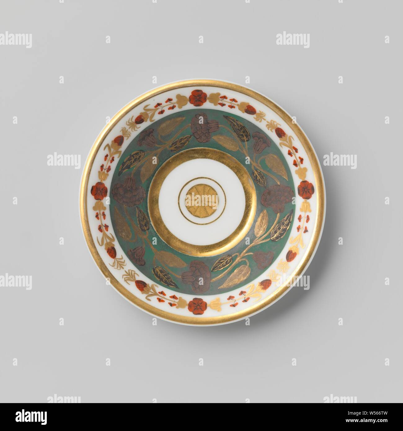 Saucer avec un bord vert mat avec des parchemins, plat en porcelaine peinte sur l'émail en rouge, vert, noir et or. Au centre un médaillon en or avec une rosette, gravé à l'intérieur d'un cercle d'or double. La paroi interne avec une bande vert terne à la fleur de vigne et un groupe avec les branches de fleurs au-dessus. Une bande d'or sur le bord. Indiqué en bas avec 2., anonyme, France, ch. 1800 - c. 1810, Porcelaine, glaçure (matériel), de l'or (métal), dorure, H 2,4 cm d 13,1 cm d 7,5 cm Banque D'Images