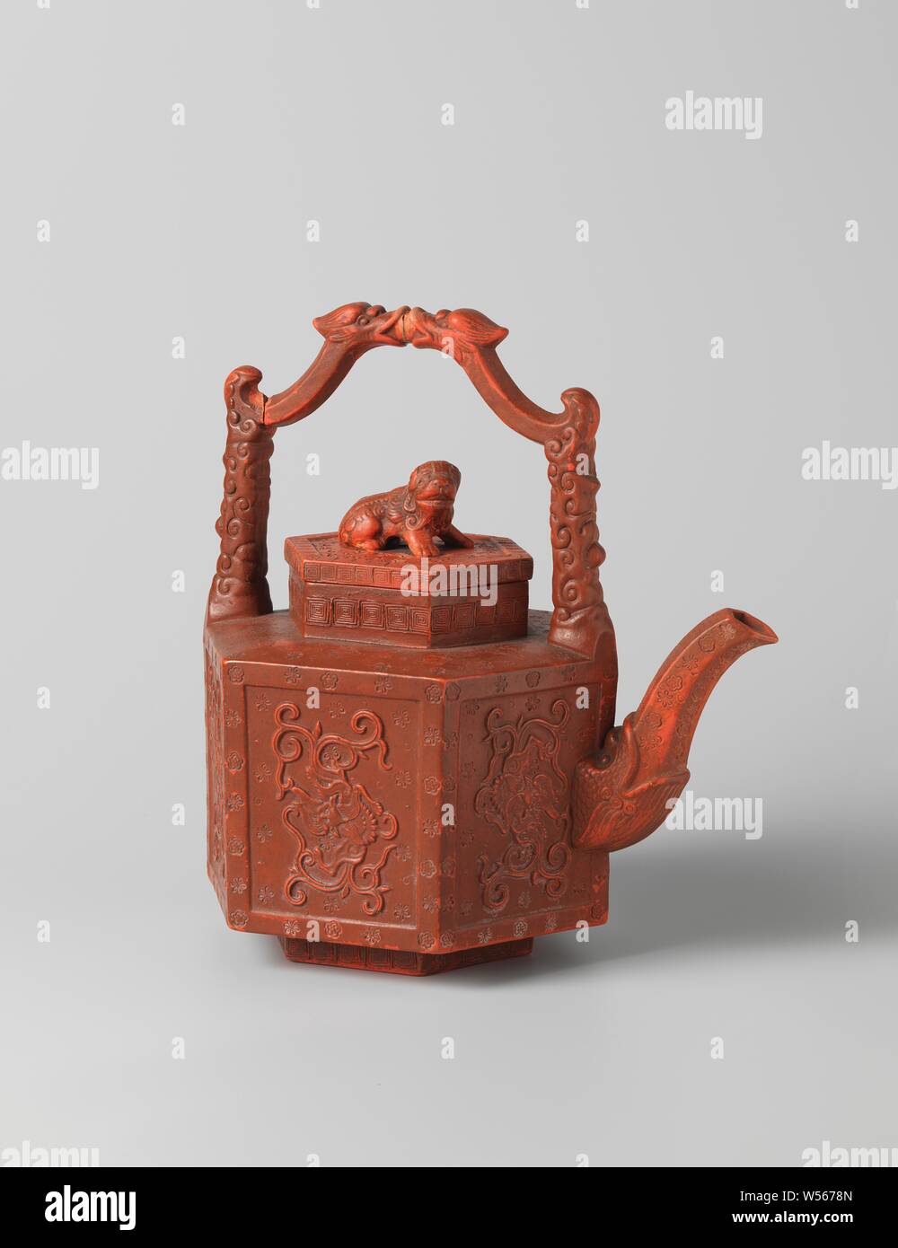 La poterie Rouge, Rouge théière théière hexagonal de la poterie. Le pot a une tuyère d'hexagonale, un couvercle hexagonal et d'une poignée fixe. Les côtés du pot sont en relief avec des dragons chinois. Le couvercle est équipé d'un bouton en forme de lion. La poignée se termine en haut dans deux des têtes d'animaux de se cogner les uns contre les autres. L'origine du bec est une tête de poisson. Le pot est marquée., anonyme, Tsjechie, ch. 1830 - c. 1880, argile, h 22,4 cm l 22,0 cm × 13,6 cm d Banque D'Images