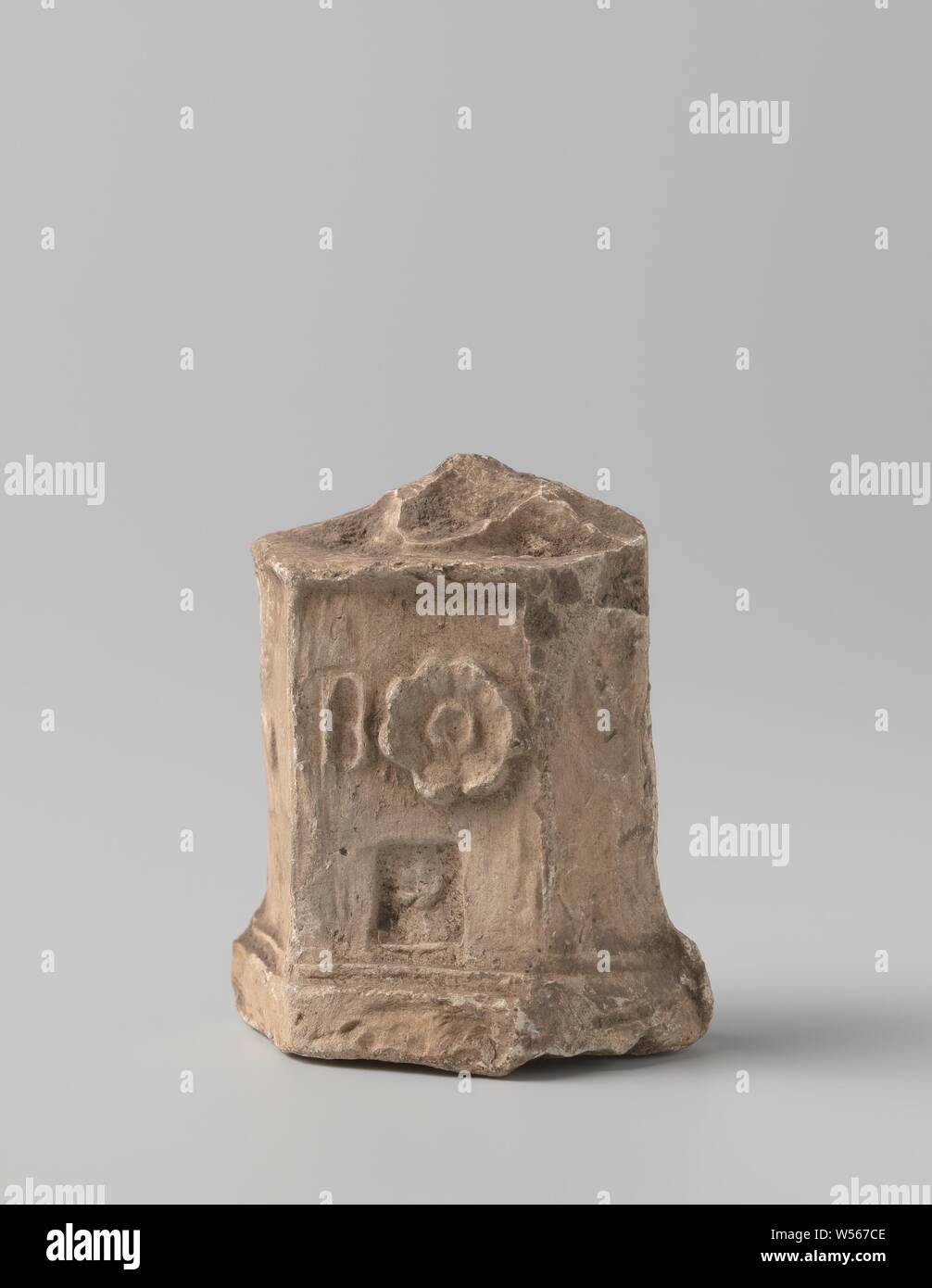 Base d'une sculpture, socle ou le pied d'une sculpture. La base est marquée  de la lettre B et une rosette ou fleur., ch. 1400 - c. 1950, argile, H 5,1  cm ×