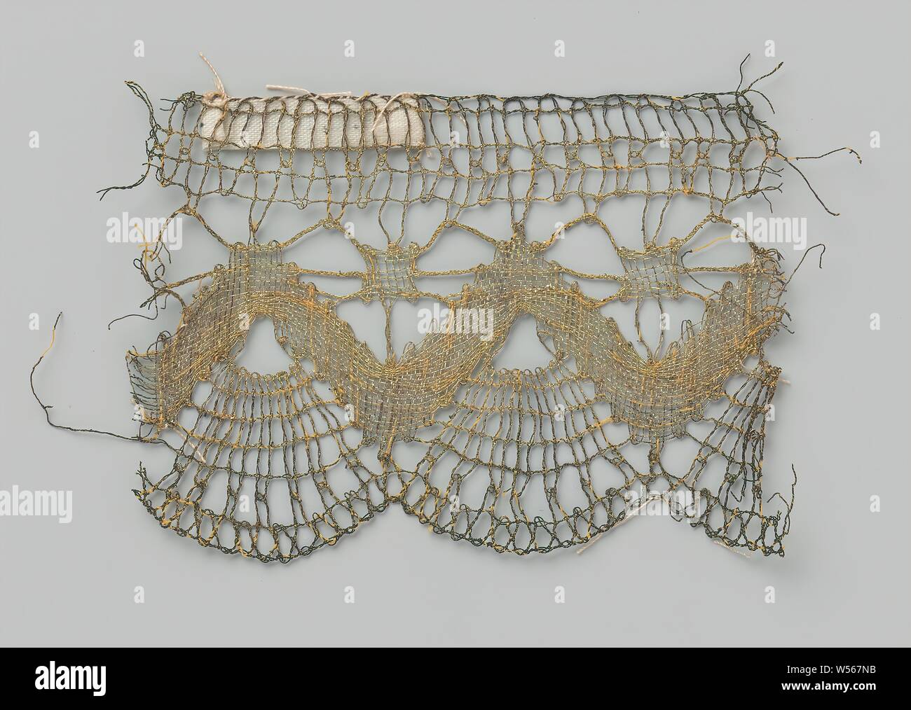 Bande de dentelle d'or avec zigzag, Bande de dentelle, dentelle d'or. La figure est constituée d'une bande qui s'exécute dans zigzaguer à travers la ligne du centre. Il y a un carré dans chaque vallée en zigzag et une coquille en forme de ventilateur se bloque sous chaque page. Haut de la séquence est terminée tout droit. La bande en zigzag et carrés sont réalisés en lin et sont verrouillés par les bars et les paires torsadées. Le bord supérieur de la bande et les pétoncles sont constitués de paires torsadées, qui s'entremêlent., anonyme, la Russie, l'c. 1900, la dentelle aux fuseaux, l 11 cm × w 8 cm Banque D'Images