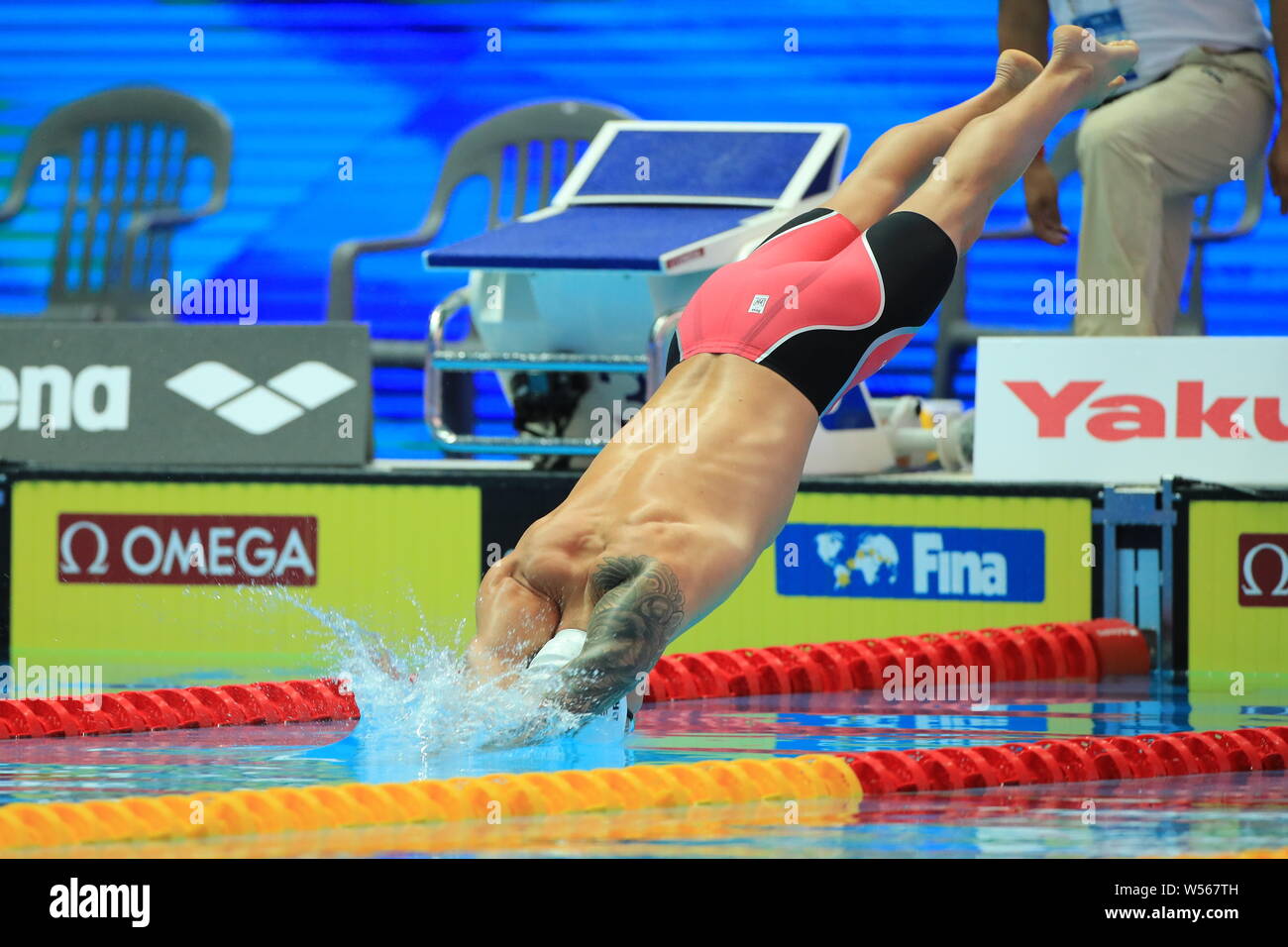 Mistrovstvi sveta v plavani v Gwangju. Na snimku pri startu americky avec Caeleb Dressel pri rozplavbe na 100 m motylek, 26.7.2019. Banque D'Images