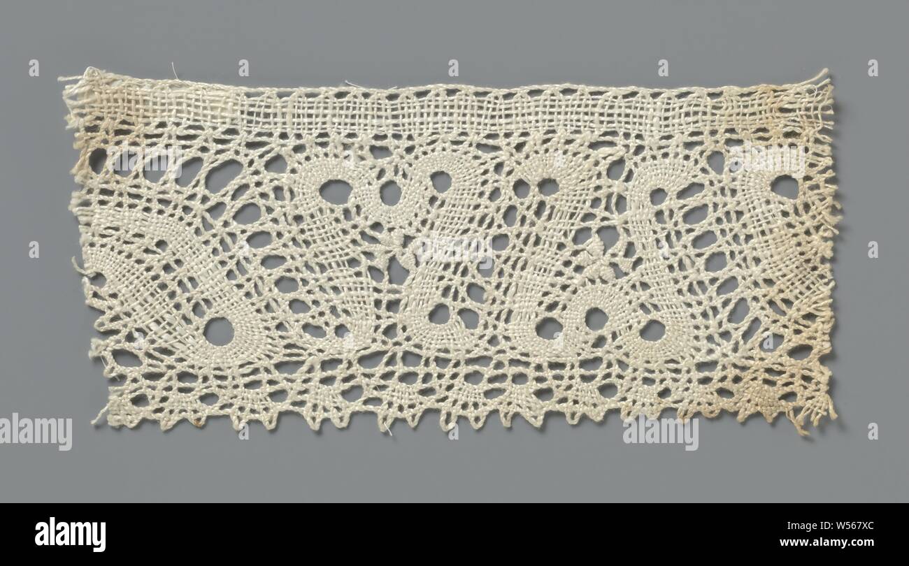 Bande de dentelle avec mise en miroir de la S-motif, Bande de dentelle de couleur naturelle, de l'Est côté européen. La figure est constituée d'un ruban qui est mis en forme de miroir, deux ss permanent et allongée et un rond découpé dans chaque virage. Au centre du motif est une fleur stylisée avec six pétales. La séquence montre deux de ces motifs, les uns à côté des autres, qui sont inversées par rapport à l'autre. D'autres formes ont été faites de part et d'autre de ce modèle avec un tel ruban incurvé, mais ceux-ci sont en partie coupés et plus complète. Les rubans sont faits de lin, comme c'est Banque D'Images