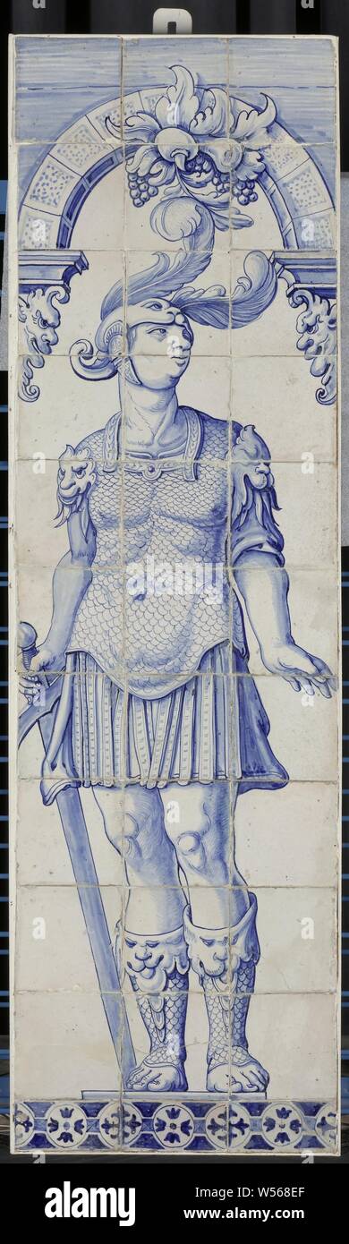 Pilastre de cheminée de 33 Tuiles, carreaux de 33 pilastre de cheminée (11 x 3) avec un soldat romain peinte en bleu avec un casque, la tête tournée vers la gauche et une épée dans sa main droite, debout sous une arche., anonyme, Rotterdam, 1615 - 1640, faïence, l'étain, émail h 141,9 cm × 41,8 cm × w d 4 cm Banque D'Images