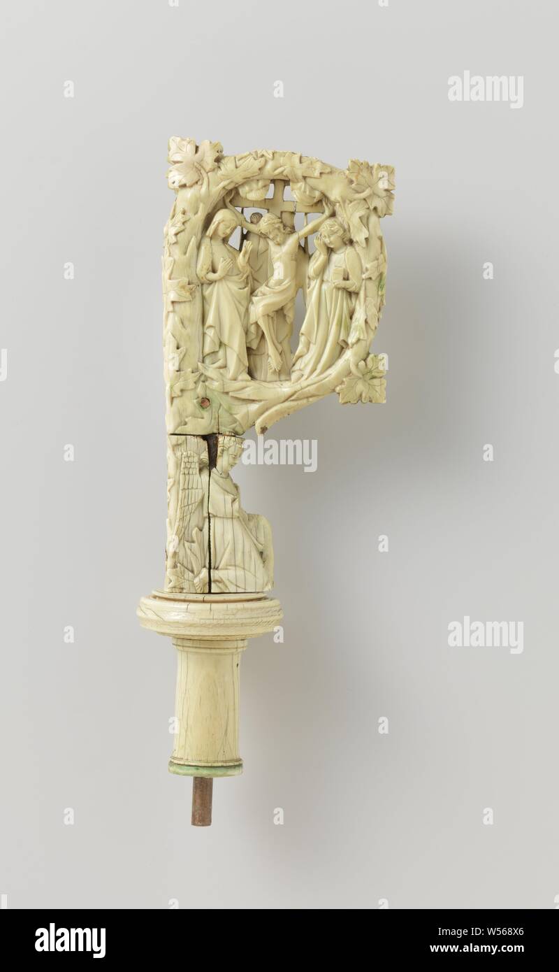 Une boucle de Crozier Chef du personnel de l'évêque avec la crucifixion et la Vierge et l'enfant, en forme de disque sur la partie supérieure de la branche feuillue du personnel de germes d'une vigne que des courbes dans la boucle. Cela se termine par un motif de feuilles allongées, qui à son tour se connecte à la brindille au-dessus de la tête d'un ange agenouillé, qui est placé à l'arrière et les ailes contre la partie inférieure de celle-ci. Dans le curl avec Marie enfant debout entre deux paliers de torche anges debout dos à dos avec le Christ sur la croix entre Marie et Jean. Le Christ et Marie sont utilisés à l'autre, elle leva sa main gauche avec les gestes et la tenue de son droit en Banque D'Images