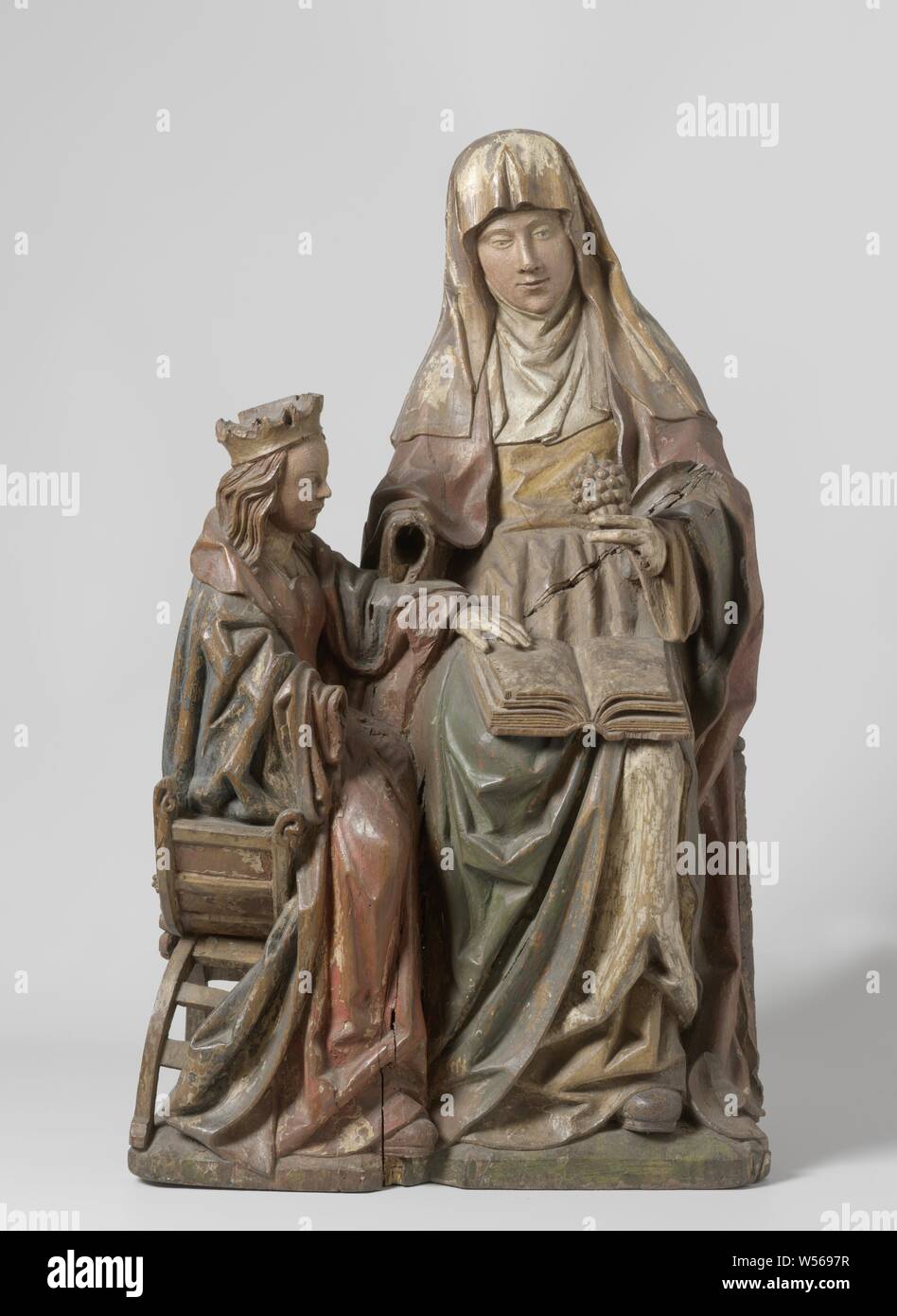 Anna A Trois Anna Assise De Face Sur Un Canape Se Penche Legerement Vers La Gauche En Direction De La Petite Maria Qui Est Assis A Cote D Elle Dans Le Profil Sur Un Coussin Anna A Trois Anna Assise De Face Sur Un Canape Se Penche Legerement Vers La Gauche En Direction De La Petite Maria Qui Est Assis A Cote D Elle Dans Le Profil Sur Un Coussin