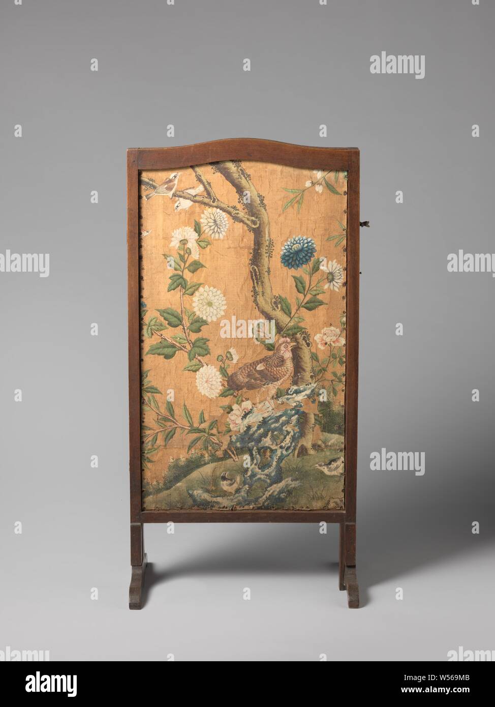 Écran de cheminée peint avec fleurs et oiseaux, écran de cheminée pour deux feuilles peint avec des fleurs et d'oiseaux., anonyme, Pays-Bas (peut-être), ch. 1400 - c. 1950, bois (matière végétale), de matières textiles, papier, zinc, laiton (alliage), h 128,0 cm × w 64,0 cm × d 44,0 cm Banque D'Images