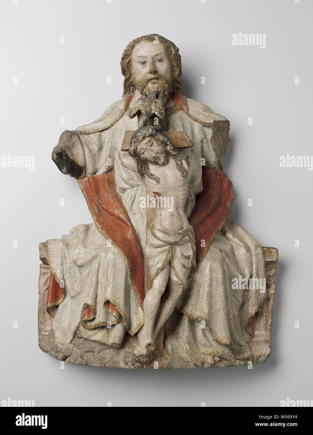 Le siège de pitié, Dieu le père est assis de face sur un canapé avec le Christ crucifié en face de lui. De sa bouche l'Esprit Saint, sous la forme d'une colombe, vole jusqu'à la tête du Christ. Dieu le Père, dont la tête se penche légèrement vers la gauche, regarde droit devant avec une expression douce. Ses cheveux tombent sur le dos, la longue moustache pend les coins de la bouche. Le bras droit légèrement plié est relevé, avec la main gauche il aura tenu la croix. Le corps du Christ se penche légèrement vers la gauche, la tête couronnée d'épineux avec des demi-bouche ouverte se trouve contre l'épaule droite. Dieu le Père Banque D'Images Le siège de pitié, Dieu le père est assis de face sur un canapé avec le Christ crucifié en face de lui. De sa bouche l'Esprit Saint, sous la forme d'une colombe, vole jusqu'à la tête du Christ. Dieu le Père, dont la tête se penche légèrement vers la gauche, regarde droit devant avec une expression douce. Ses cheveux tombent sur le dos, la longue moustache pend les coins de la bouche. Le bras droit légèrement plié est relevé, avec la main gauche il aura tenu la croix. Le corps du Christ se penche légèrement vers la gauche, la tête couronnée d'épineux avec des demi-bouche ouverte se trouve contre l'épaule droite. Dieu le Père Banque D'Images