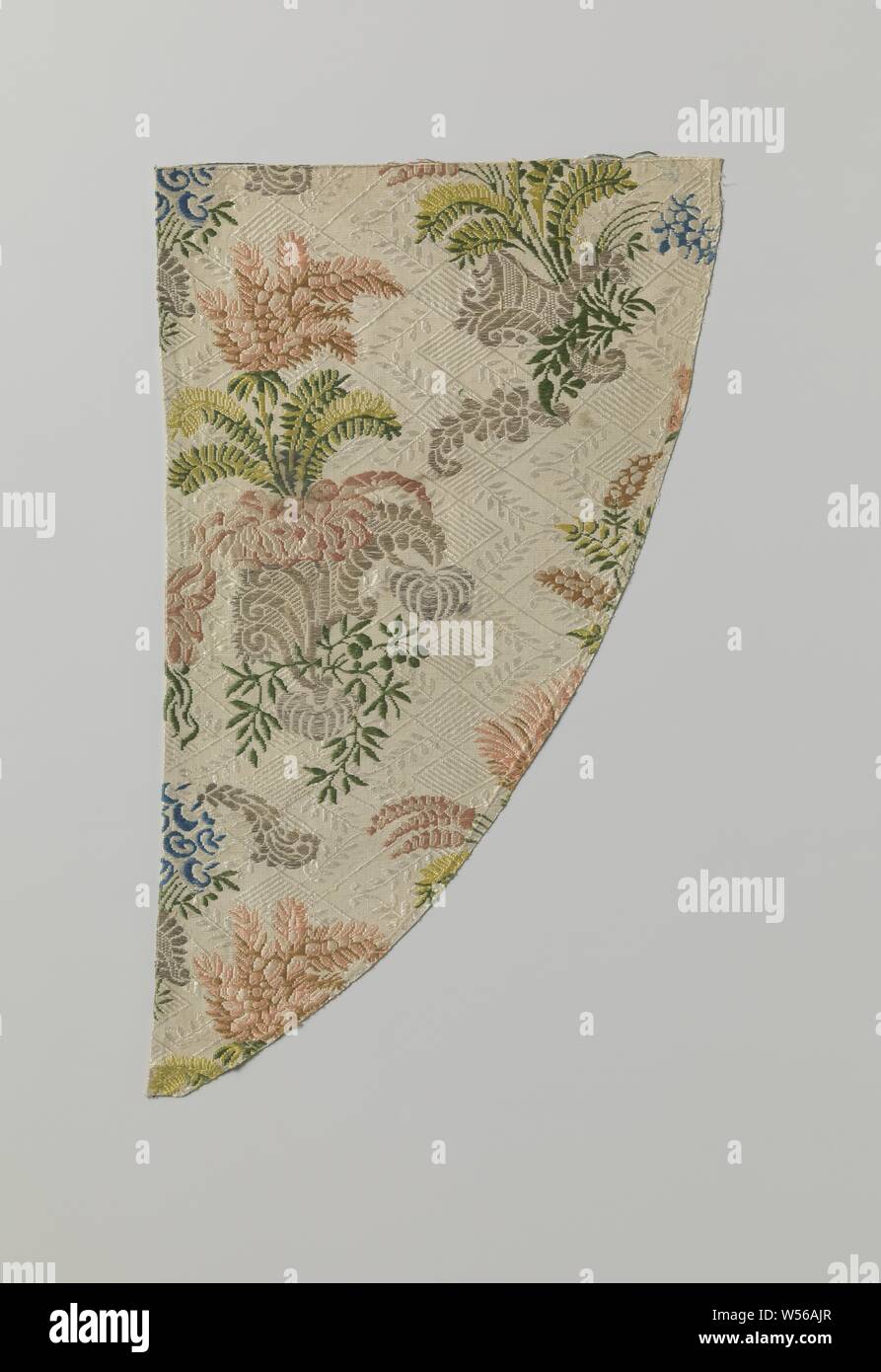 Fragment de tissu en soie multicolore, fragment de tissu de soie avec un white checkered background avec des branches et de rayures. Sur le motif de losange le motif exotique, palm-comme des arbustes dans beaucoup de couleurs et d'or et d'argent., anonyme, Pays-Bas, 1700 - 1725, la soie, h 43,5 cm × w 27 cm H 31 cm l 0,5 cm Banque D'Images