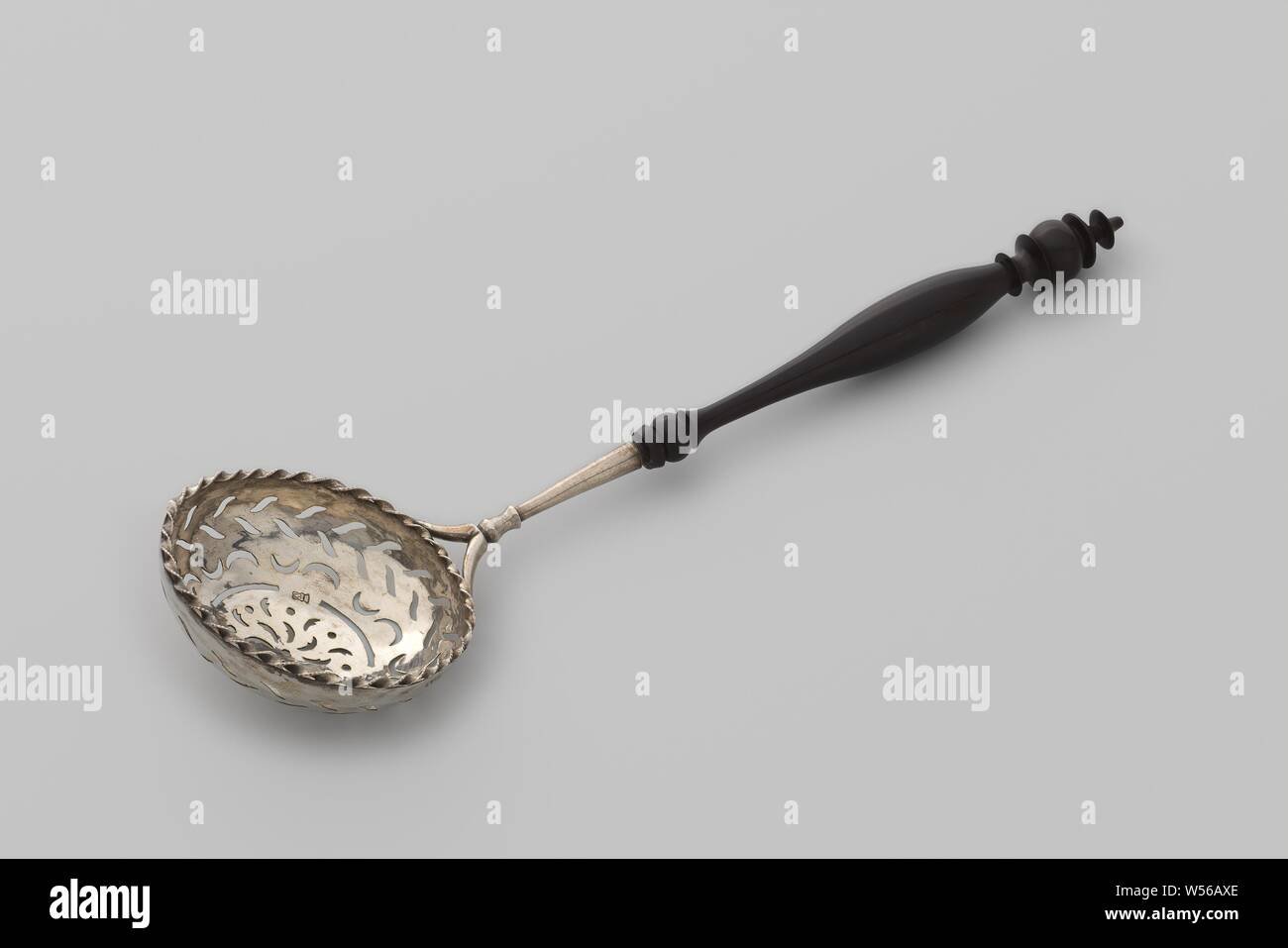 Ronde avec bol ajouré avec tordus, à bord dentelé, moulin d'argent avec une poignée en bois et de figures sculptées dans le récipient., Johan Hendrik Schmidt (attribué à), Amsterdam, ch. 1800, de l'argent (métal), l'acier, l 23,4 cm × w 6.5 cm 4.1 cm × D × W 37 Banque D'Images