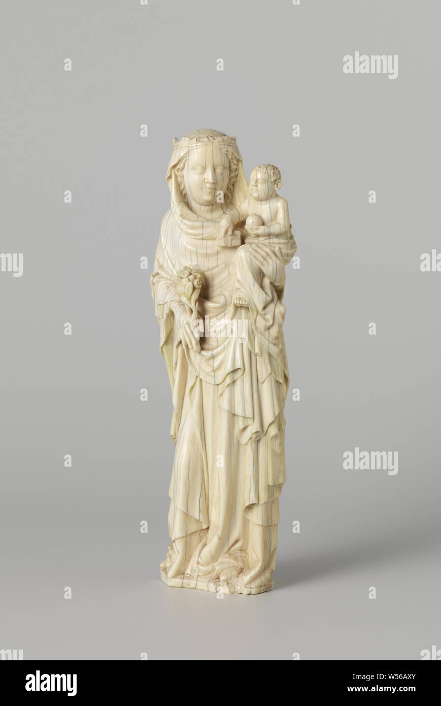 Vierge à l'enfant debout Marie avec l'enfant, Marie est debout sur la jambe gauche, la jambe droite est légèrement pliée et le pied, son corps légèrement penché vers la gauche. Dans la main droite elle tient un rameau en fleurs, sur le bras gauche elle a l'enfant, qui est enveloppée dans son voile à la taille. Elle a soulevé son pied gauche, dont les doigts sont tout juste visibles, à partir de la droite la plante du pied est visible à travers le voile. Dans la main droite l'enfant tient un livre par l'arrière, dans la main gauche un globe. Marie porte une couronne sur le long voile, qui est tourné vers la droite, est soulevé par le bras gauche Banque D'Images