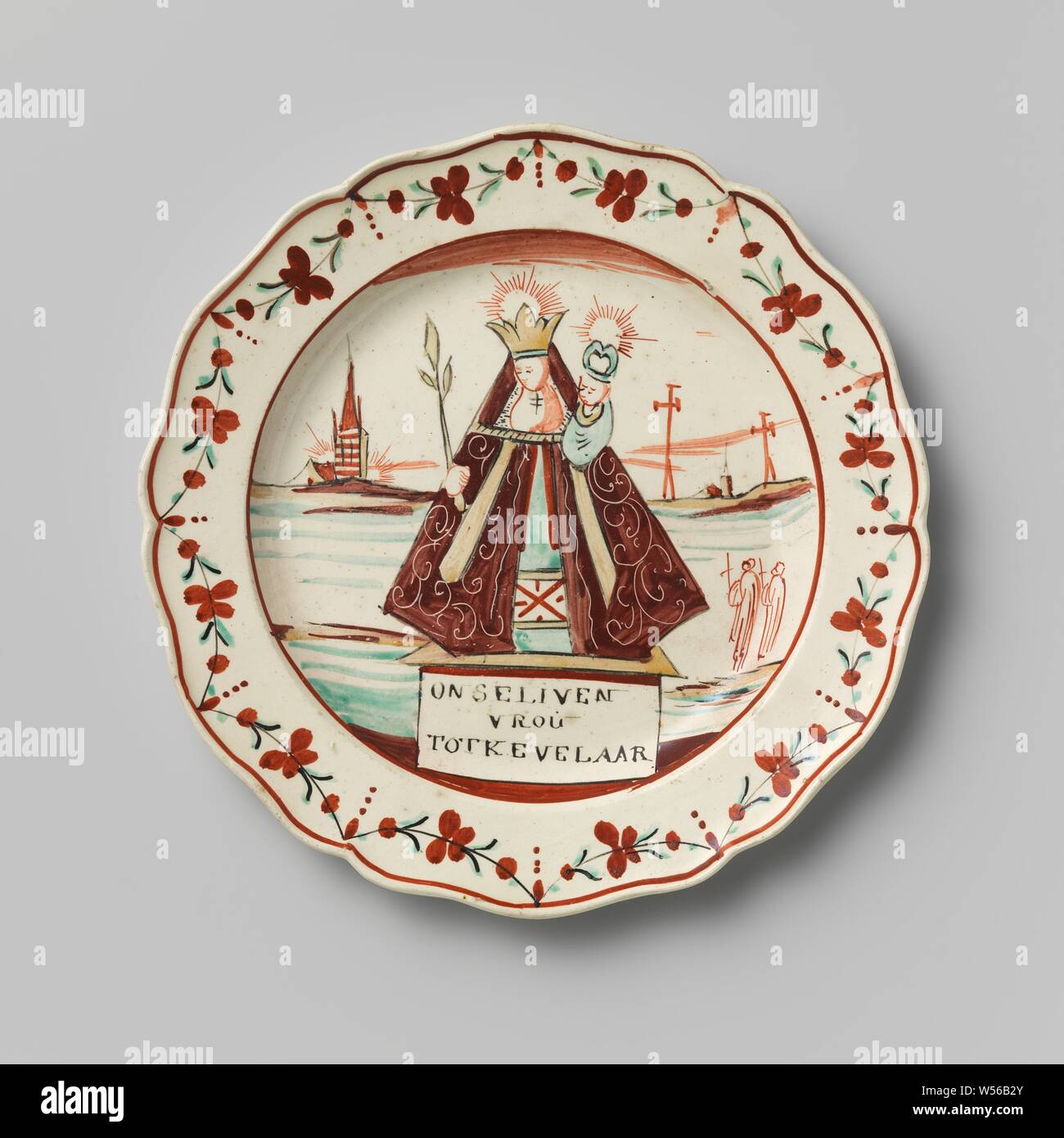 Plaque ronde faite de dur-tiré faïence, creamware (Liverpool ?), plaque ronde de dur-tiré faïence, creamware avec décor sur l'émail. Une femme est représenté sur le plateau y compris un rectangle dans lequel le texte : ONSE LIVEN VROU tot. KEVELAAR La frontière est transparente et a des guirlandes de fleurs comme décoration, anonyme, Pays-Bas), ch. 1780 - c. 1800, faïence, d 20,5 cm x h 2,3 cm Banque D'Images