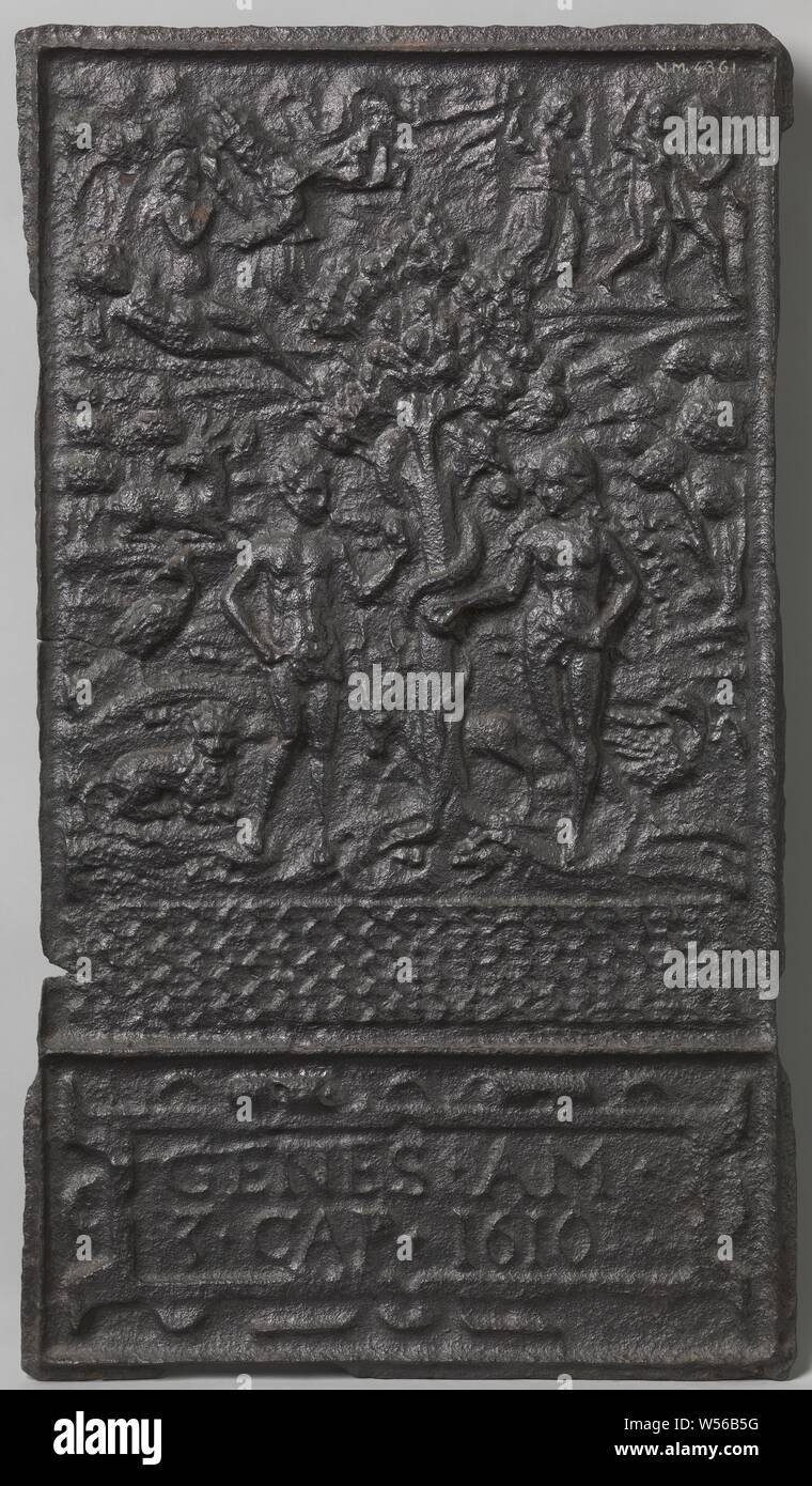 La plaque chauffante avec Adam et Eve, la plaque chauffante en fonte, divisé en deux zones. Dans la zone supérieure est une image d'Adam et Eve avec l'arbre fruitier et le serpent au milieu d'eux. Certains animaux autour d'eux, y compris un lion, un chevreuil et quelques oiseaux. Dans les coins supérieurs des chiffres plus petits : sur le côté gauche de la création d'Eve d'Adam et sur la droite l'expulsion du paradis. Dans la zone inférieure un cartouche de volutes avec texte : Gènes.AM 3.cap.1610, un ange a le pouvoir d'Adam et Eve du Paradis avec une épée de feu, Eve est sorti de le corps d'Adam, Adam et Eve holding (et peut-être manger ) Banque D'Images