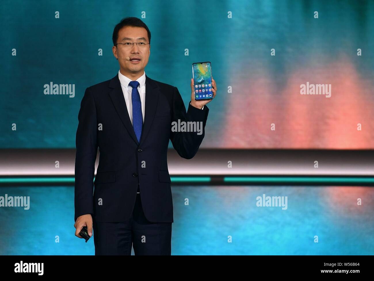 Shenzhen, la province chinoise du Guangdong. 26 juillet, 2019. Il Gang, chef de la division téléphone mobile Huawei, introduit la première Huawei 5G de téléphonie mobile pour un usage commercial, Huawei Mate 20 X (5G), à la cérémonie de lancement à Shenzhen, province du Guangdong en Chine du sud, le 26 juillet 2019. Le smartphone, alimenté par le Balong 5000, Huawei a première 7nm multi code 5G avec le Kirin 980, est actuellement le seul mode à double 5G Téléphone portable qui prend en charge/non-autonome (standalone SA/NSA) simultanément. Credit : Mao Siqian/Xinhua/Alamy Live News Banque D'Images