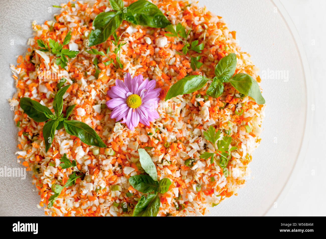 Régime alimentaire végétalien premières. Salade de chou et de carotte. Banque D'Images