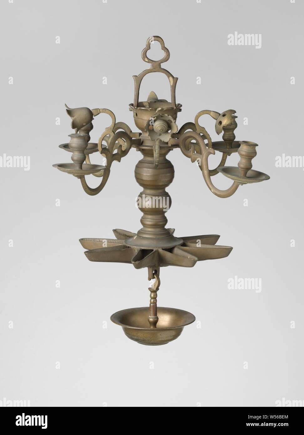 L'élément décoratif d'un sabbat lampe, bras décoratif d'un sabbat lampe. En forme de S le bras se termine par une boucle vers le tronc. Sur l'extérieur, il se fond dans une partie plus large, dans lequel la grande fleur ajouré avec un grand rond, base profilée est vissé. Il s'agit de la deuxième branche, numérotés avec 2 points ronde., inconnu, Neurenberg, 1700 - 1800, le laiton (alliage), fondation, H 8,5 cm × 13,5 cm × w d 6 cm Banque D'Images