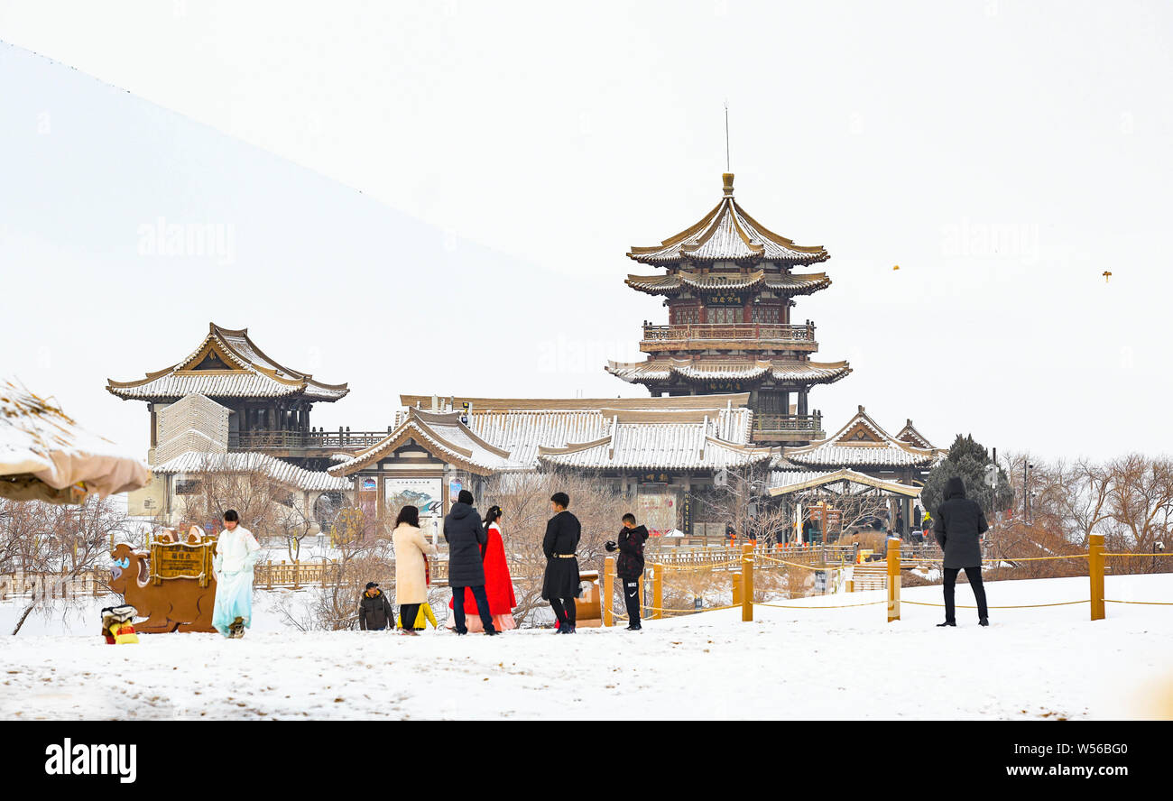 Les touristes visitent le désert de Gobi dans le Croissant de lune (Yueyaquan) et le chant des montagnes de sable au cours de l'endroit pittoresque lunaire chinois Banque D'Images