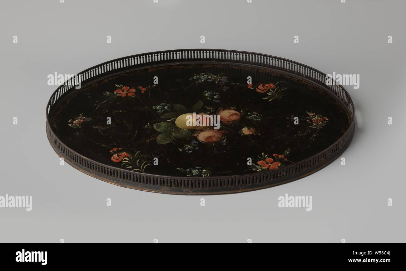 Plateau ovale, plateau laqué noir, plateau d'étain la base ovale est peint avec des fleurs et des fruits. À angle droit c'est l'edge en coupe, dans laquelle deux ouvertures plus larges sont en retrait, qui servent de poignée., anonyme, Pays-Bas, 1775 - 1825, l'étain (métal), la peinture (revêtement), peinture, H 3,6 cm × w 52 cm × d 44 cm h 4,3 cm × w 60 cm × d 50 cm Banque D'Images