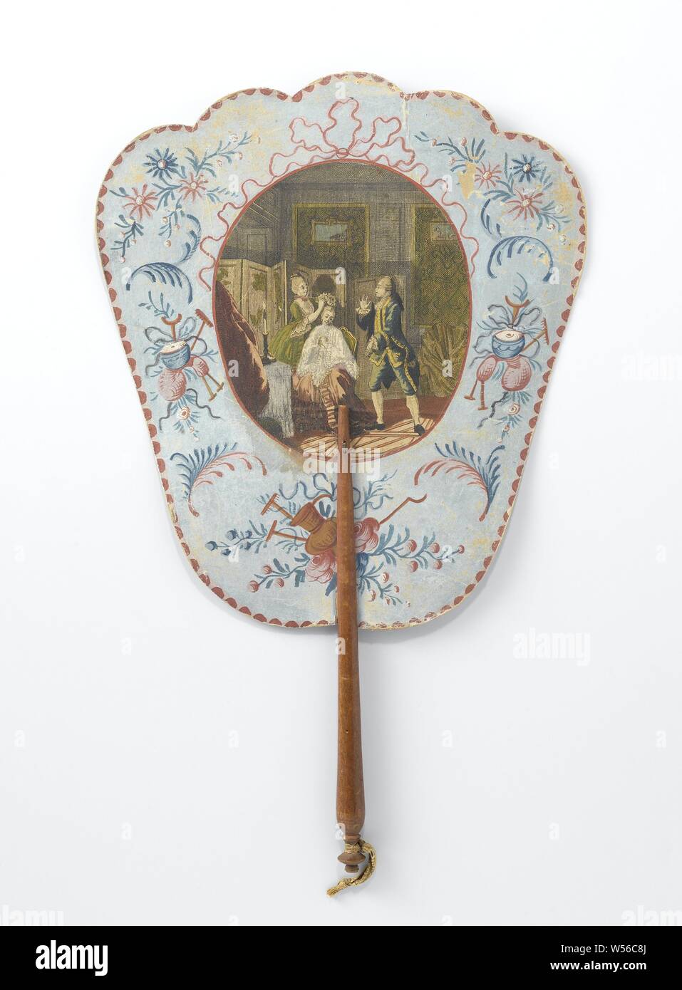 Écran de carton recouvert de papier, sur lequel un ovale avec gravure découpe la scène sur laquelle visites Dorval sa bien-aimée, Lucile (de la Comédie Française «Superbraut'), entouré d'une frontière, peint sur un bâton de bois, sur l'arrière le texte imprimé, ou Handscreen parafeu ou é cran de carton collé avec du papier, sur lequel à l'avant une découpe ovale avec gravure d'une scène de la Comédie Française "Lucile" par Jean François Marmontel (1723-1799), entouré d'une bordure peintes à l'aquarelle, sur un bâton de bois. Le texte imprimé sur l'arrière. Le jeu 'Lucile Banque D'Images