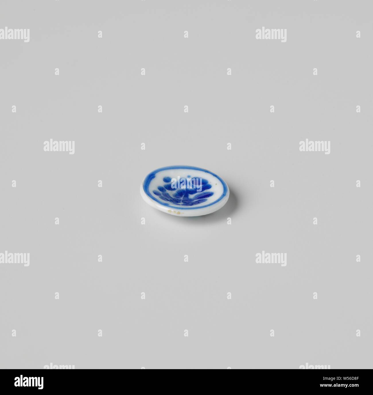 Lave, blanc, peint en bleu, plat de verre de lait avec de la peinture émail bleu peinture, couche double et creux à l'intérieur., anonyme, Haarlem (éventuellement), ch. 1675 - c. 1699, verre, H 0,3 cm × d 1.3 cm Banque D'Images