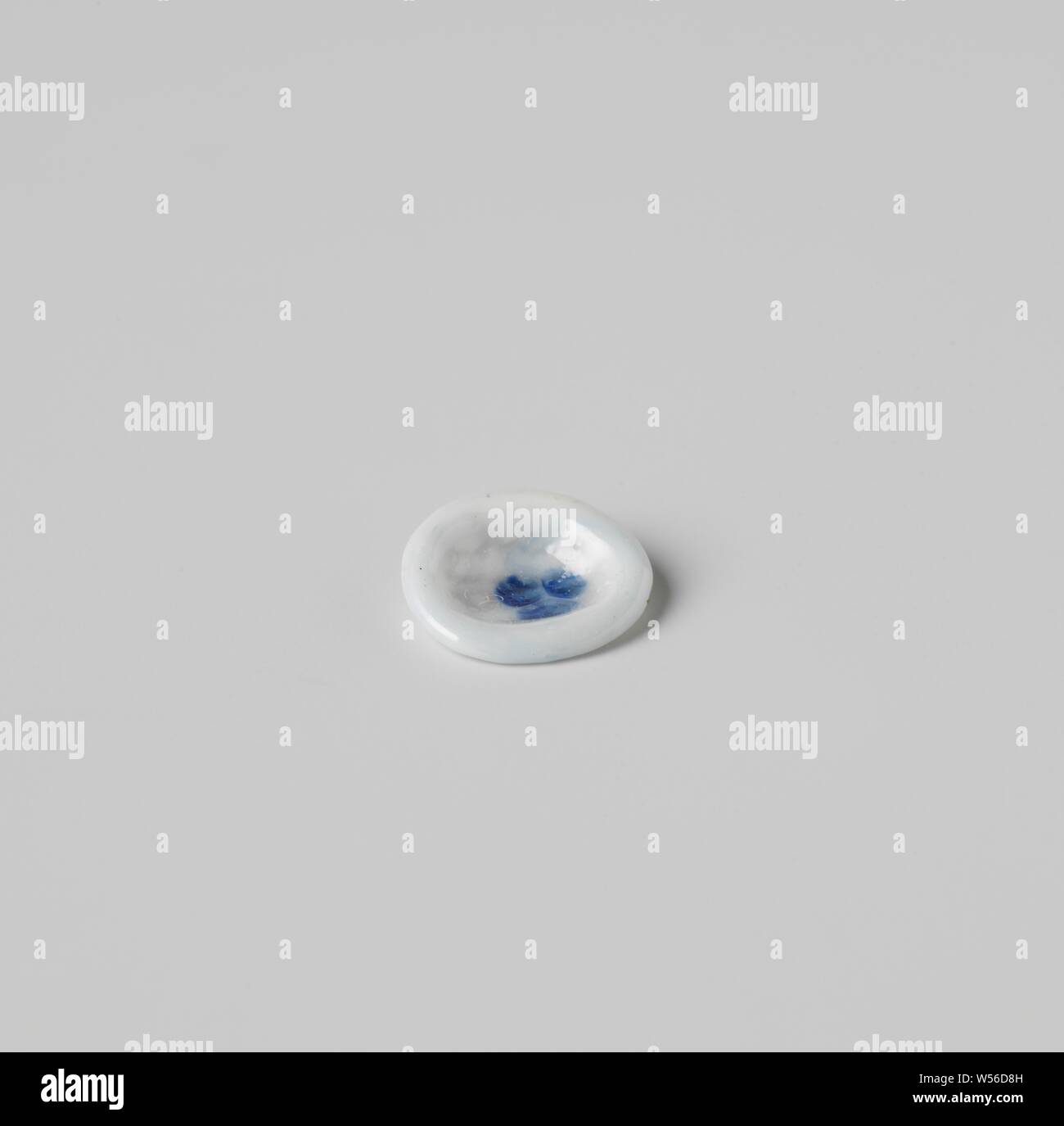 Lave, blanc, peint en bleu, plat de verre de lait avec de la peinture émail bleu peinture, couche double et creux à l'intérieur., anonyme, Haarlem (éventuellement), ch. 1675 - c. 1699, verre, H 0,3 cm × d 1.3 cm Banque D'Images