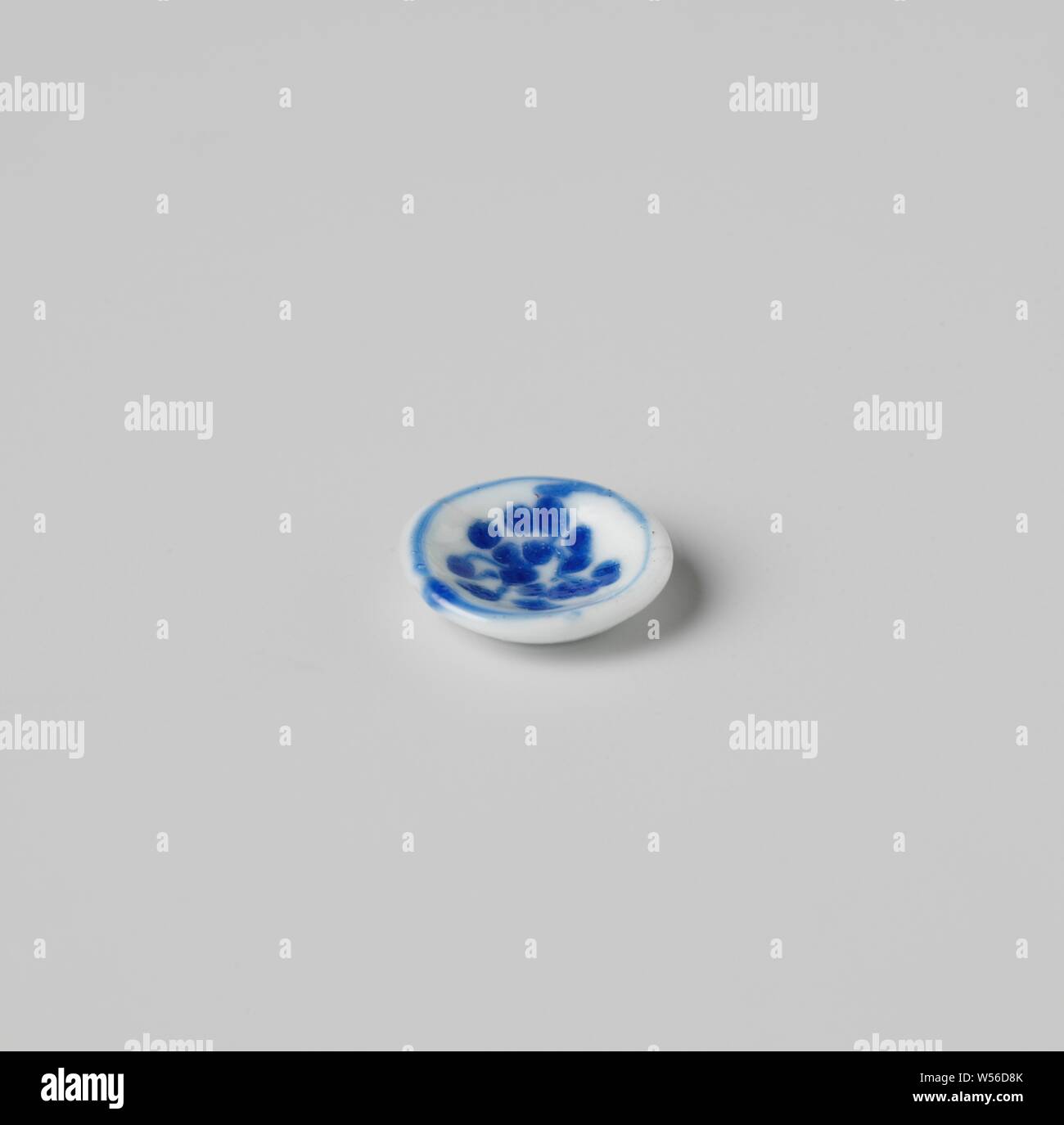 Lave, blanc, peint en bleu, plat de verre de lait avec de la peinture émail bleu peinture, couche double et creux à l'intérieur., anonyme, Haarlem (éventuellement), ch. 1675 - c. 1699, verre, H 0,3 cm × d 1.3 cm Banque D'Images