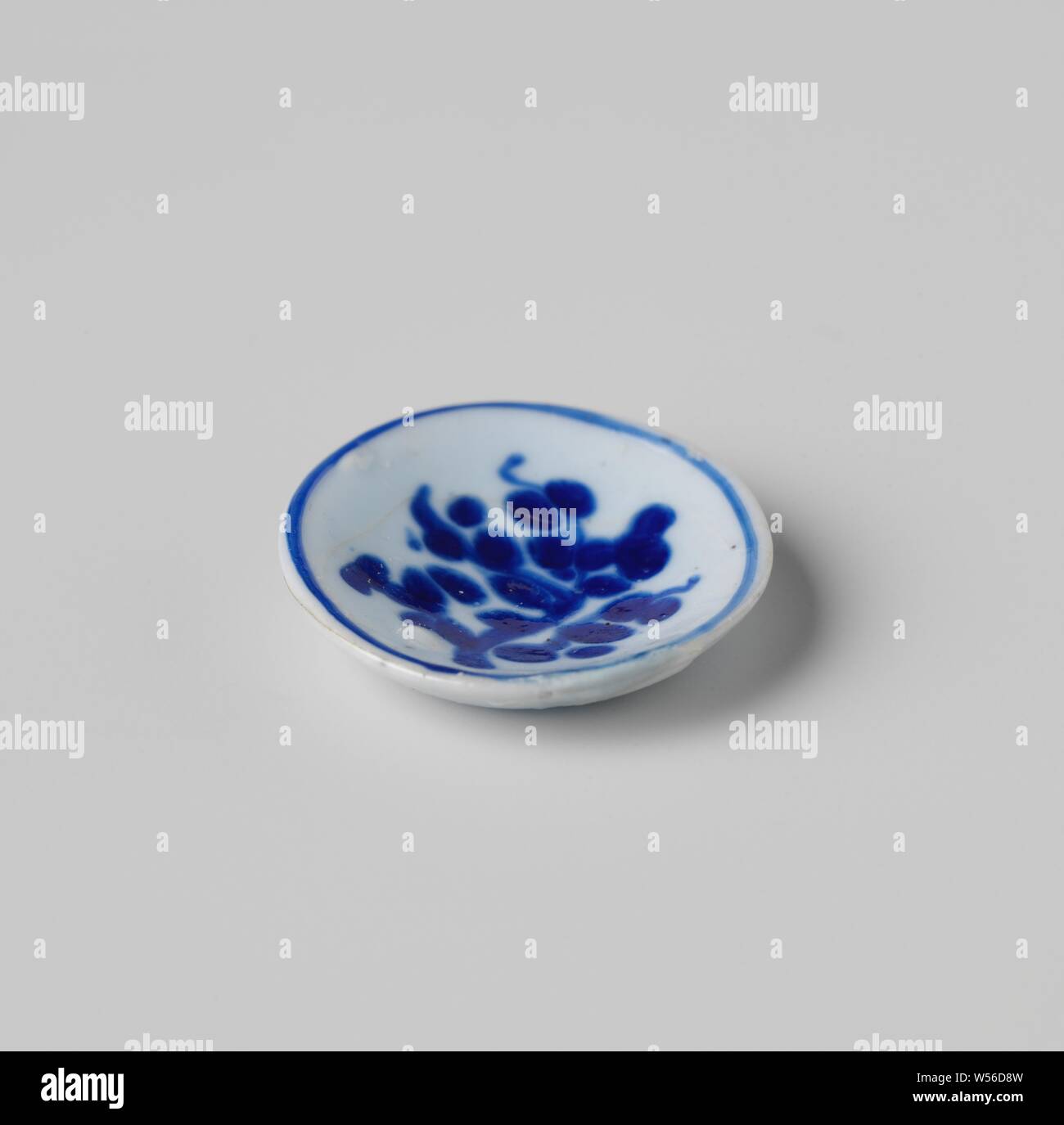 Plate, blanc, peint en bleu, deux plaques de verre de lait avec de la peinture émail bleu, double layer, creux à l'intérieur., anonyme, Haarlem (éventuellement), ch. 1675 - c. 1699, verre, d 2,3 cm Banque D'Images