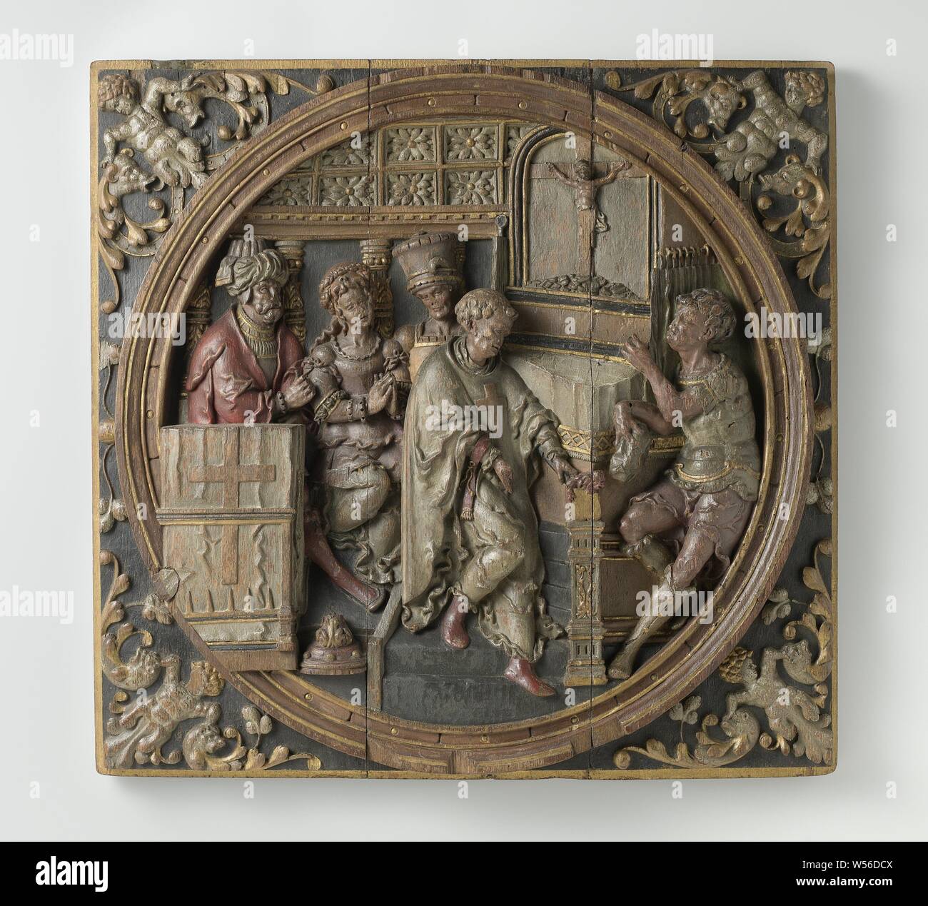 La Messe de Saint Clement, le rendement est encastré dans un cadre rond et fait partie d'un panneau carré, chaque coin de qui est rempli par un putto décoratif, qui les deux mains sur une fleur motif. résultant tête d'animal. À la fois la région de putti une fente band relie la partie inférieure du corps avec un ornement de feuilles, Gouda, anonyme, la Hollande, l'c. 1535 - c. 1540, chêne (bois), H 63 cm × w 65 cm × d 6.5 cm Banque D'Images